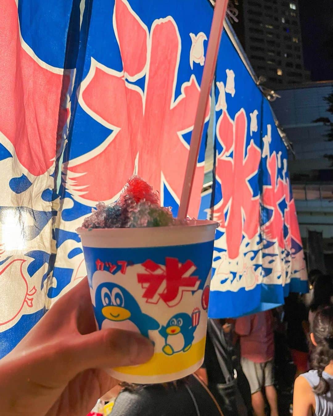 吉田夏海さんのインスタグラム写真 - (吉田夏海Instagram)「氷川神社のお祭りに行ってきました⛩️  👦🏻にお祭りを経験してもらいたくて来てみたよ✨  スーパーボールすくいしてかき氷食べて楽しそうにしてたけど眠いから機嫌悪めだった🤣  人も多くてすぐ退散🔜  それにしても屋台で買った焼きそばはほぼ具なし、ベビーカステラも焦げる寸前で買って後悔😅w  屋台ってこんなんだったっけ？🥹  #氷川神社 #池尻大橋  #お祭り #屋台」9月1日 19時23分 - natsumiiiiiiiiiii