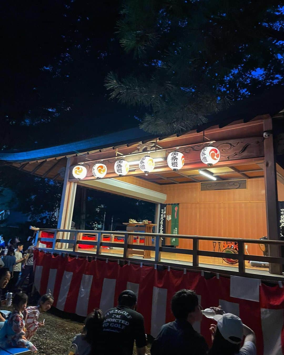 吉田夏海さんのインスタグラム写真 - (吉田夏海Instagram)「氷川神社のお祭りに行ってきました⛩️  👦🏻にお祭りを経験してもらいたくて来てみたよ✨  スーパーボールすくいしてかき氷食べて楽しそうにしてたけど眠いから機嫌悪めだった🤣  人も多くてすぐ退散🔜  それにしても屋台で買った焼きそばはほぼ具なし、ベビーカステラも焦げる寸前で買って後悔😅w  屋台ってこんなんだったっけ？🥹  #氷川神社 #池尻大橋  #お祭り #屋台」9月1日 19時23分 - natsumiiiiiiiiiii