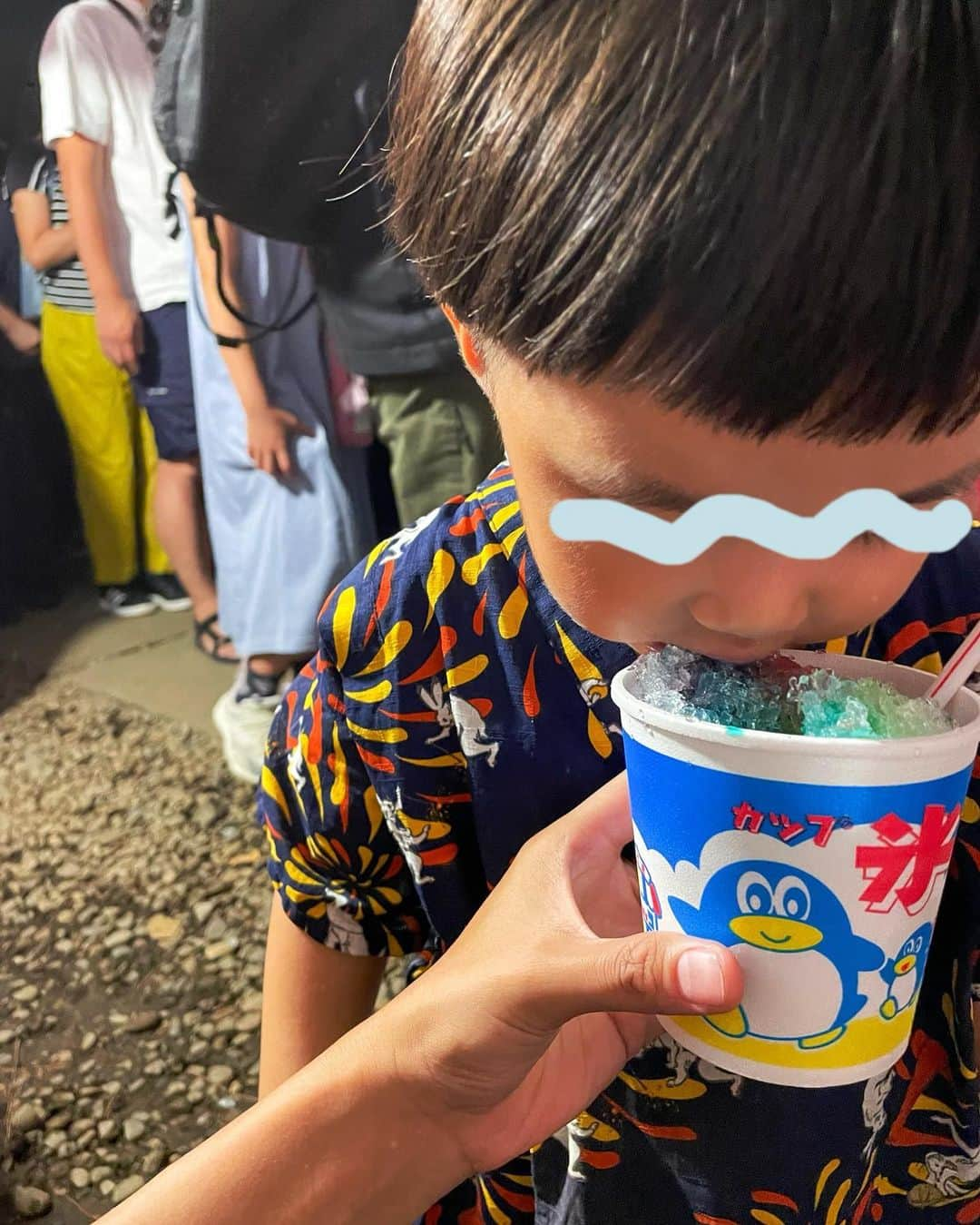 吉田夏海さんのインスタグラム写真 - (吉田夏海Instagram)「氷川神社のお祭りに行ってきました⛩️  👦🏻にお祭りを経験してもらいたくて来てみたよ✨  スーパーボールすくいしてかき氷食べて楽しそうにしてたけど眠いから機嫌悪めだった🤣  人も多くてすぐ退散🔜  それにしても屋台で買った焼きそばはほぼ具なし、ベビーカステラも焦げる寸前で買って後悔😅w  屋台ってこんなんだったっけ？🥹  #氷川神社 #池尻大橋  #お祭り #屋台」9月1日 19時23分 - natsumiiiiiiiiiii