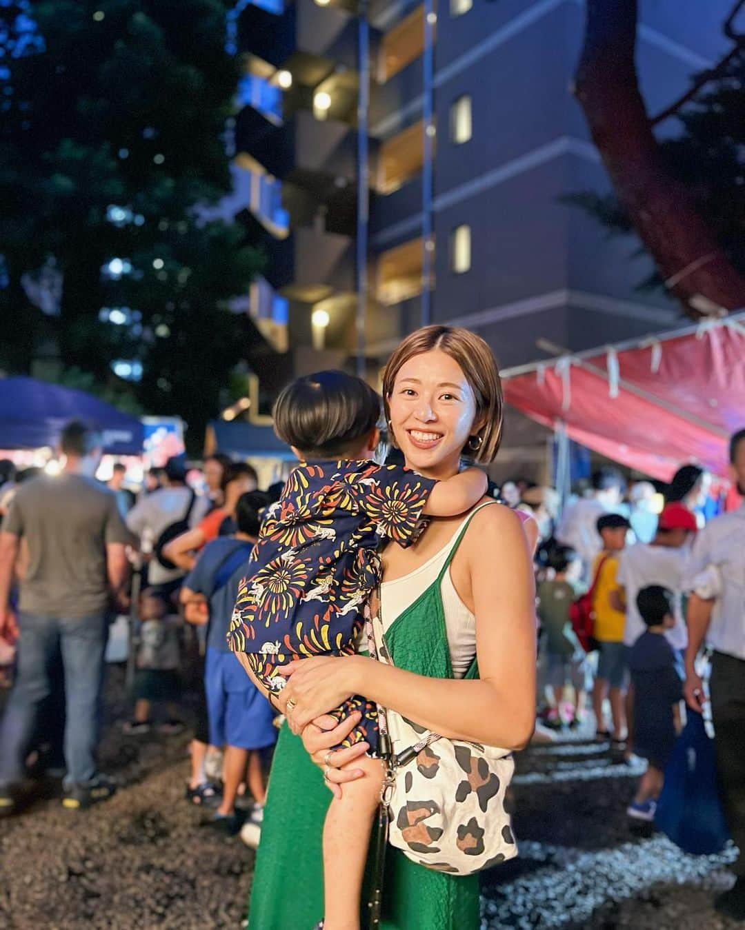 吉田夏海さんのインスタグラム写真 - (吉田夏海Instagram)「氷川神社のお祭りに行ってきました⛩️  👦🏻にお祭りを経験してもらいたくて来てみたよ✨  スーパーボールすくいしてかき氷食べて楽しそうにしてたけど眠いから機嫌悪めだった🤣  人も多くてすぐ退散🔜  それにしても屋台で買った焼きそばはほぼ具なし、ベビーカステラも焦げる寸前で買って後悔😅w  屋台ってこんなんだったっけ？🥹  #氷川神社 #池尻大橋  #お祭り #屋台」9月1日 19時23分 - natsumiiiiiiiiiii