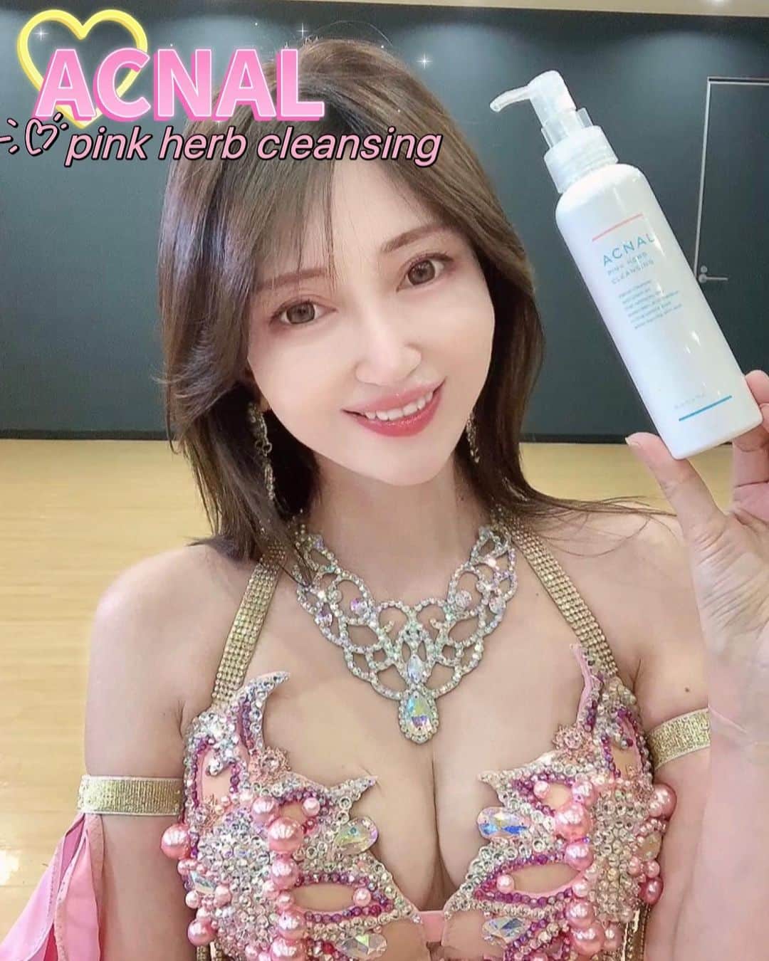 YAYOのインスタグラム：「┈┈┈┈┈┈┈┈┈┈┈┈  皮脂と毛穴の専門！スキンケアブランド🌿 𝗔𝗖𝗡𝗔𝗟 〈アクナル〉  累計販売本数2000万本突破の マナラ ホットクレンジングから姉妹ブランドとして誕生！！  ウォータープルーフのポイントメイクも一瞬で乳化して激落ちなところが好き👏  汚れはしっかり落としても、うるおいを守る美容成分がたーっぷり配合されていているので、お肌はしっとり🫶💖  肌をケアする和漢成分の色が出た、”ピンク色のオイル”がなんとも可愛いくて癒される💕  ACNAL ピンクハーブクレンジング 120ml 通常価格 ￥3190 ┈┈┈┈┈┈┈┈┈┈┈┈ PR  @acnal_official  https://acnal.jp/shop/products/ AP01001S00  #acnal #アクナル  #ピンクハーブクレンジング #ニキビクレンジング #ニキビケアクレンジング #クレンジングオイル  #角栓ケアクレンジング #提供 #大人ニキビ #クレンジングオイル  #ニキビケア」
