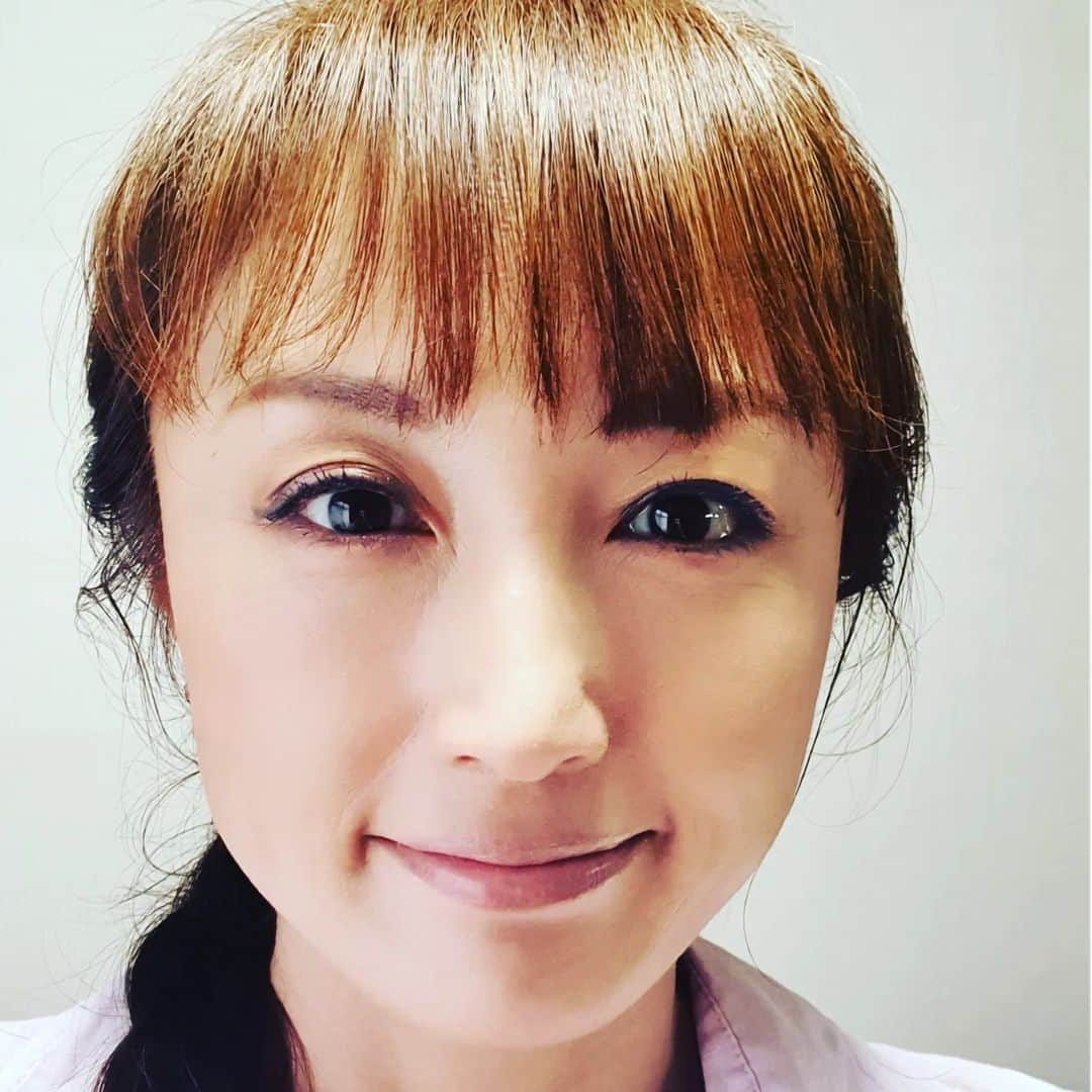 井上晴美さんのインスタグラム写真 - (井上晴美Instagram)「女優の日常  皆さん週末いかがお過ごしですか?  あれ?　今日は金曜日?  熊本は雨☔  腰が痛いのに今日はヨガレッスン  筋肉痛じゃなくてさ  これって  ぎっくり腰じゃないか?  でしょ?  咳もくしゃみも激痛なのよ  辛いわ。。。  最後のぎっくり腰は確かお腹に誰かいた頃👶  起き上がろうと手を引っ張ってもらったら  グギ!😵‍💫😵‍💫😵‍💫  カーテンにしがみつきながら痛みに耐え  そのまま日向ぼっこ😆  這いつくばって車で鍼灸にいって動けるようになった  アタシ回復そう思うと早いね🤗  ぎっくり腰って。。。年齢じゃないわね  寝返りも打てない　笑っ  イタタタた。。。。どっち向いても痛い  あ。  ヘルニアじゃない〜?ってお友達が言ってた  そうかも。。。  骨やさんに行くかな次は。  みんなの身体はどう?  壊れてない?  熊本からぎっくり腰大使の晴美でした🐔  追伸  2羽もういない💦😭  追追伸  よくみたら  証明写真みたいなやつだなこれ。。  #ぎっくり腰 #ヘルニア #鍼灸 #メンテナンス #selflove #熊本」9月1日 19時17分 - harumi_inoue_