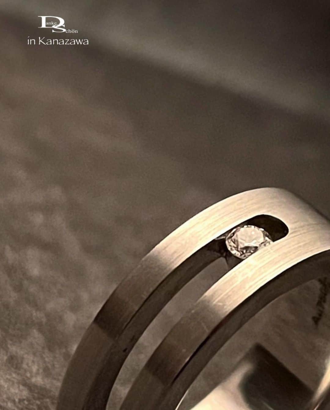 Danke schön ダンケ 金沢 結婚指輪 鍛造さんのインスタグラム写真 - (Danke schön ダンケ 金沢 結婚指輪 鍛造Instagram)「・ ・ ハイ🙌🏻 今日のバウアーさんは コレにします🙌🏻 ・ ・ こんな時代だからこそ 逆転の発想しませんか？ ・ ・ 本気で結婚指輪を ｢生涯共に…の指輪」と思うなら ・ ・ 当たり障りのないような 形の指輪を持った所で ・ ・ 心の満足度持続出来ます？ ・ ・ ならば一層の事 今日の写真のモデルくらいに 突き抜け指輪 ・ ・ ポンと左の薬指に はめちゃった方がよっぽど ・ ・ 買ったじゃなくて ｢射止めた🙌🏻」 ・ ・ よし🙌🏻コレが似合う 40代・50代・60代…を目指すぞっ💪 ・ ・ って気持ちスイッチ入ると 思いませんか？ ・ ・ 只！変わったデザインだから こんな事を書いているのではないので 御安心ください。 ・ ・ この指輪にはちゃんと｢生涯共に…の指輪」の 裏付けが既に整っていますので🤭 ・ ・ ❶耐久性は ｢工業系鍛造削り出し」による 裏付け以上にお墨付き🤭 ・ ・ ❷つけ心地は 幅が少々太めでも平打ちの半分は抜け感が あるので見た目以上につけやすくて 圧迫感がないのです。 ・ ・ ❸飽きのこないデザイン こう見えて至ってシンプル！ 平打ち面もあればDia留めの所もあれば… Diaを敢えて見せずに 抜け感地金だけでもデザインになる優れモノ🙌🏻 ・ ・ しかも おまけ付き🤭 ・ ・ 数年後の更に変化が欲しくなったら 買い替えるのでは無く 加えていきやすい足し算 （重ね使い）がめちゃくちゃしやすい形状 ・ ・ 人とはみんな違うモノが 欲しいと思いつつ…でもどぅです？ ・ ・ 例えばテーブル囲んで話している 距離になった時に ・ ・ 本当に違う指輪してるなって 感じた経験した事あります？ ・ ・ 私🙌🏻断然突き抜ける派 応援したいです！ サポートしたいです！ ・ ・ だからこのモデル ず——っと御用意しているのです。 ・ ・ 是非！自分にとって 心に響く生涯共に…の指輪を 真剣に探し求め身につけませんか？ ・ ・ 📷2 Dia爪無しをパシャリ‼︎ ほらっ🤭シンプルでしょ！これでDiaが 留まっているんですよ🙌🏻 ・ ・ ・ ・ ・ 【鍛造削り出し】 🇩🇪クリスチャンバウアー 専門店 ・ ・ ワンランク上をいくノウハウの クリスチャンバウアーの選び方なら 『Danke schön 』 ・ ・ ・ —— 𝐃𝐚𝐧𝐤𝐞——— ▪︎ Instagramプロフィール 🔜 @danke2005  —————————————————————𝐒𝐜𝐡⍥𝐧——— ・ ・ #クリスチャンバウアー金沢 #鍛造指輪 #鍛造リング #結婚指輪 #結婚指輪オーダー #切削加工 #結婚指輪探し #結婚指輪選び #指輪探し #指輪選び #マリッジリング #結婚指輪金沢 #金沢結婚指輪 #セカンドリング #結婚指輪買い替え #地金屋鍛造 #ブライダルリング #結婚記念日 #ベビーリング #ドイツリング #自分へのご褒美 #クリスチャンバウアーダンケ #クリスチャンバウアーdanke #クリスチャンバウアー  ------------------------------------------✈︎ ---------  鍛造削り出し 🇩🇪クリスチャンバウアー 専門店 『𝐃𝐚𝐧𝐤𝐞 𝐬𝐜𝐡⍥𝐧』 ・ • 営業時間 am11:00〜pm9:00 • 定休日 : 木曜日 • 駐車場 : 店舗前OK • ご予約 : 優先 ・ ・ ——𝐃𝐚𝐧𝐤𝐞——————————————— ▪︎トップページ 🔜 @danke2005 ———————————————————-𝐒𝐜𝐡⍥𝐧—————」9月1日 19時17分 - danke2005