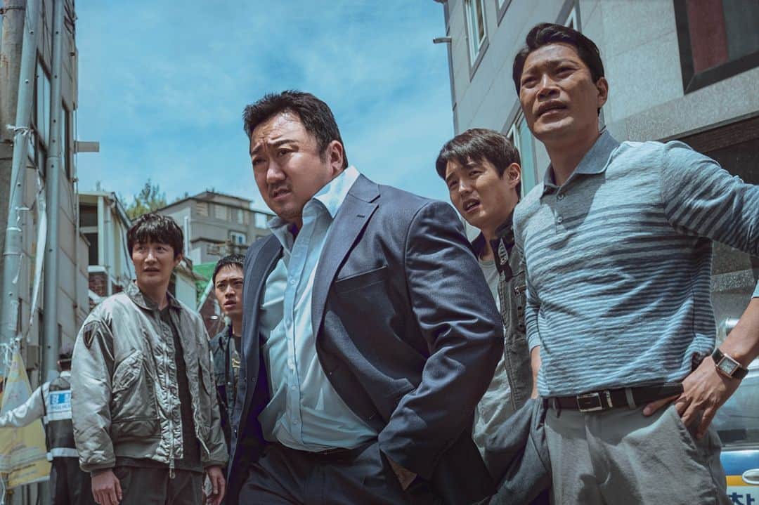のインスタグラム：「◆配信開始 映画『犯罪都市 THE ROUNDUP』（韓国）  マ・ドンソク出演・プロデュース。  ナイフで向かってくるヤクザも張り手一つでなぎ倒す最強の刑事マ・ソクト（マ・ドンソク）。 ベトナムで冷酷な犯罪者による誘拐事件が起こり、容疑者を追い詰めるべく死闘が始まる！  『犯罪都市』の続編作品。  #犯罪都市 #犯罪都市THEROUNDUP #TheRoundup #映画 #Film #ネトフリ #ネットフリックス #netflix」