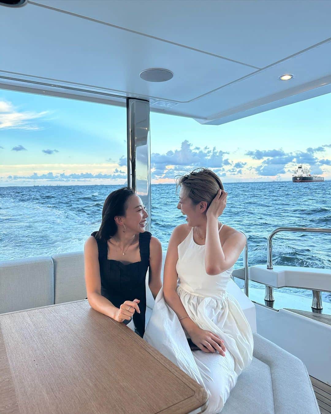 秋倉諒子のインスタグラム：「今年やっと夏らしいことした🎆🚢✨ 花火特等席🥰 毎年夏の終わりに友達の船で クルージング楽しいありがとううう！ この帽子かわちい👒　@ca4la_official  NoフィルターNo加工で♡」