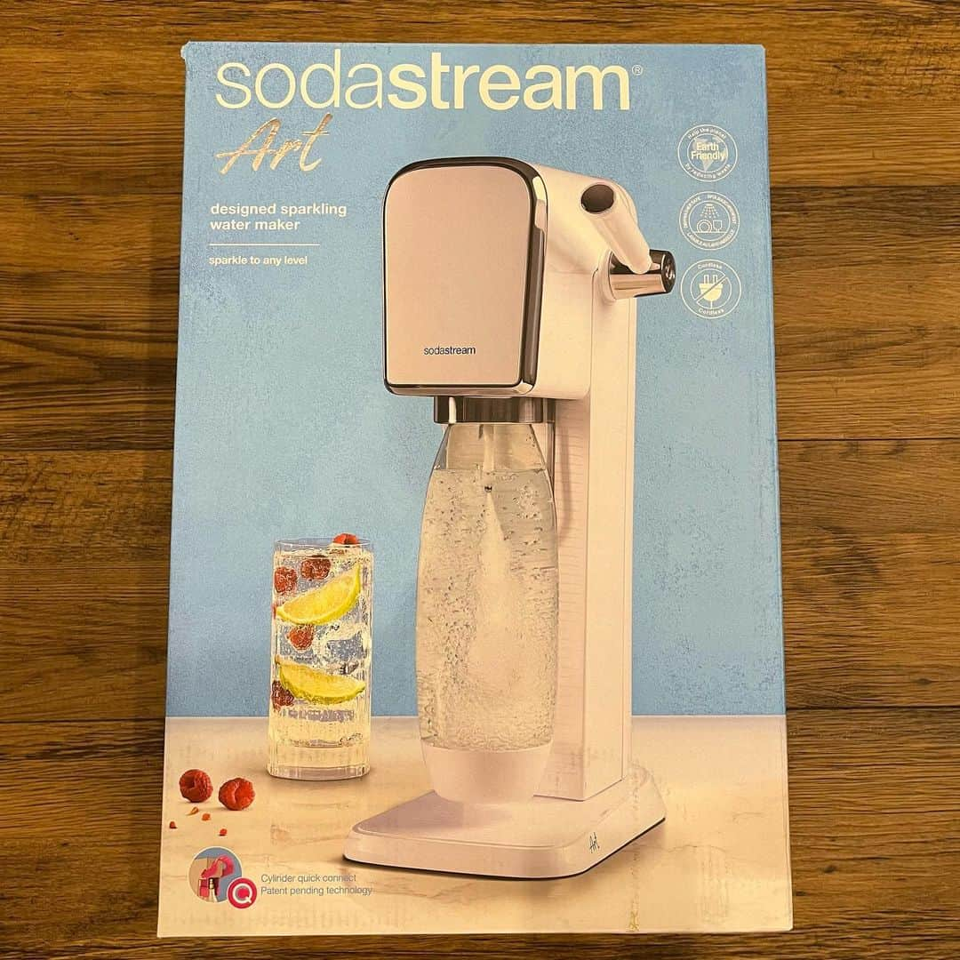 小林麻耶のインスタグラム：「🩵9月スタート🩵  家で作れる炭酸水メーカー✨sodastream ✨Art✨にお仲間にやってきてもらいました❤️ようこそ🩷  出来立てほやほやの炭酸水🩵めちゃくちゃ美味しいです🩵  新潟のお水が美味しいので🩵ウォーターサーバーも水道水浄水型にしました🥰  日々を豊かにしあわせにしてくれるお仲間を大切に💓 感謝と共に時を重ねていきたいと思います❤️  ⭐️  スプラトゥーン3も新しいシーズン❤️ 今シーズンもとことん💓たのしみたいと思います💛  せっかくだから😊本気で楽しんじゃおう👍  今夜✨久しぶりに✨YouTubeゲーム生配信したいと思います✨21:34調整終わりましたので生配信スタート！  ❤️新潟から初生配信です🎮❤️  #國光真耶　#mayakunimitsu  #sodastream  #スプラトゥーン3 #splatoon3  #本気」