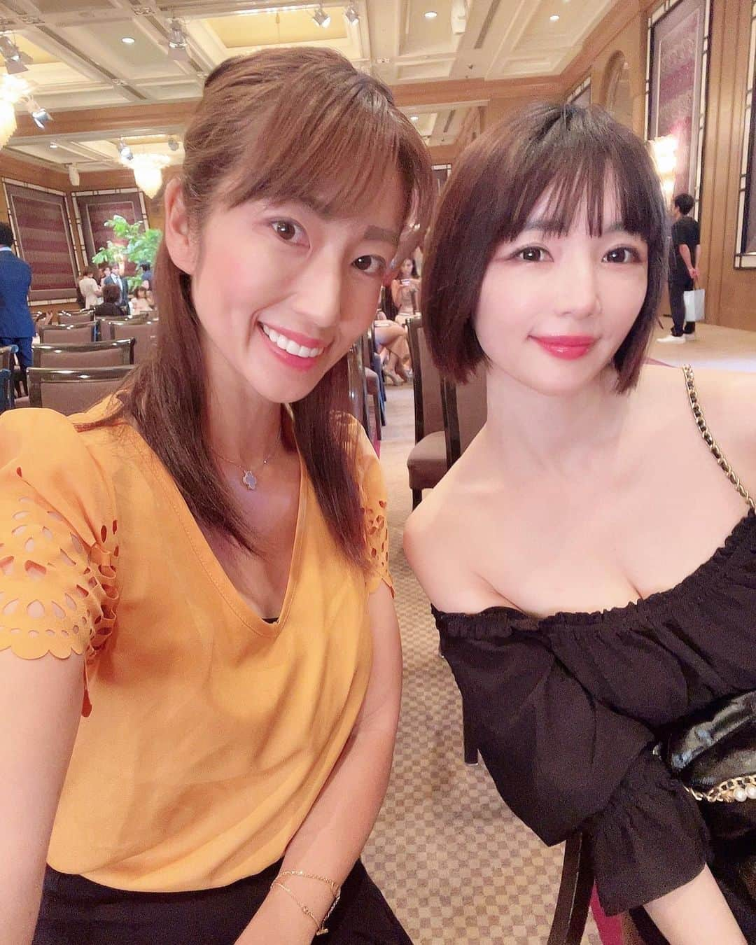 庄司ゆうこさんのインスタグラム写真 - (庄司ゆうこInstagram)「悠里ちゃんと @readey_samanthabeauty のイベントに行ってきました✨ 私たちが持っているのは充電式のヘアブラシ✨✨ 5色展開になっていて持ち運びもしやすくコンパクトで可愛い😍 何よりこれでブラシしたら髪サラサラになったよぉ✨✨ 初回キャンペーンの予約分は残りわずかみたいなのでお早めにgetしてみてくださいね🤗  #Readey #リアデイ #samanthabeautyproject #出会いの3分前を魔法の時間に #ヘアブラシ#ブラシ#魔法のブラシ #加工なし#シネマティック#プロカメラマン#ありがとうございます」9月1日 19時21分 - yuko.shoji