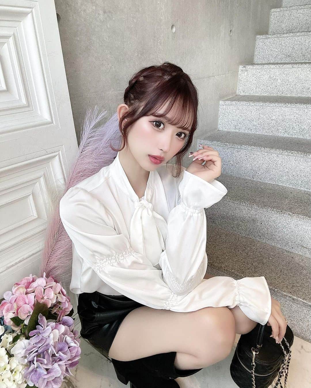 のインスタグラム：「@cherimi_official  2023 A/W 本日から始まりました🤍 ということで清楚なわたしでもあげとくかあ  初日からバニティバック即完売続き🐰🤍ブラックは発売40分で完売✨️ 12時からスタンバイしてくれた皆さんも🥹 ほんとにありがとでした🤍 秋冬も可愛いを皆さんに届けます今期も皆様よろしくお願いします💘」