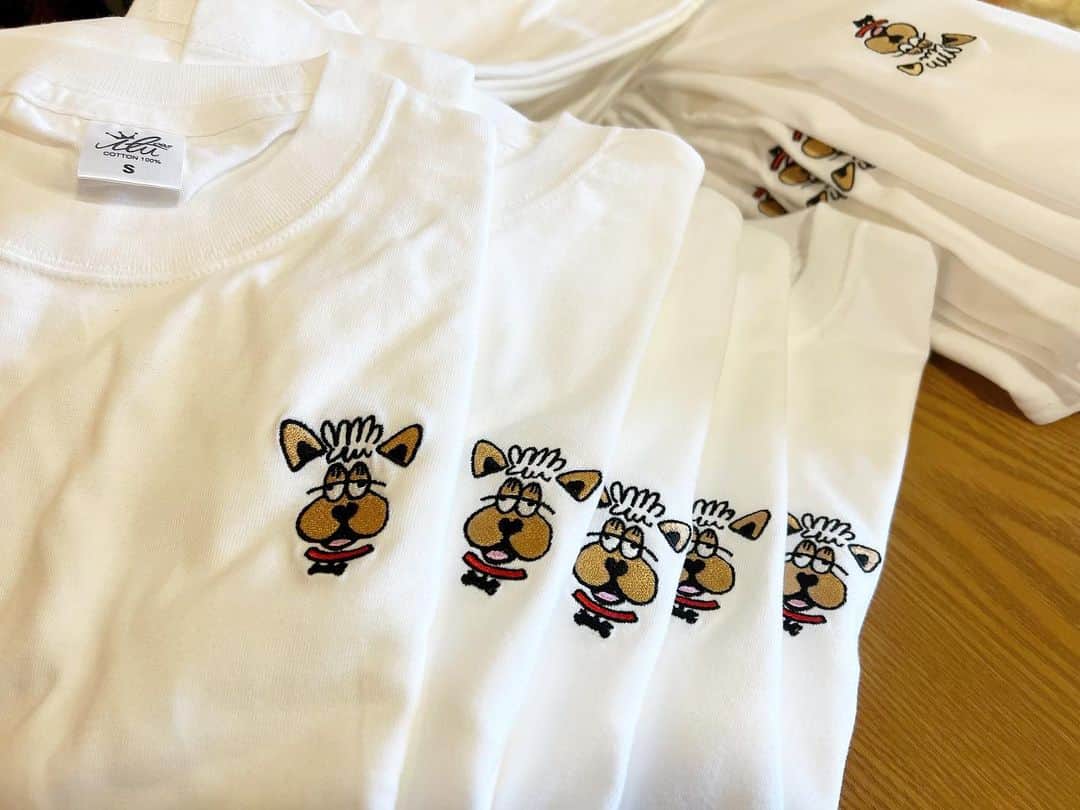 original brand 【ilu098】のインスタグラム：「嬉しいお知らせ🐕 「レアの刺繍tシャツ」 大人気の白色が全サイズが追加入荷しました！  Webは今夜から 店舗は今週末から 販売を開始します。 #ilu098 #沖縄 #おきなわ #犬tシャツ #白tシャツ」