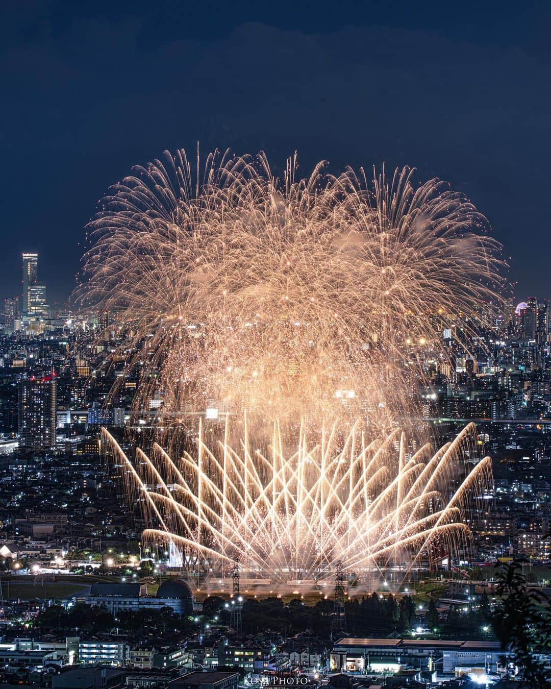 コサさんのインスタグラム写真 - (コサInstagram)「8月は終わったけれど、花火のポストはまだまだ続きます〜  花園ラグビー場で行われたファイナルファンタジーの花火🎆 蒸し暑い中、山登りして俯瞰撮影してきました💦 雷もめっちゃ光ってたんだけどフレーム外… . Location:大阪 Osaka /Japan🇯🇵 Date:2023.8.26 . #tokyocameraclub #art_of_japan_ #jgrv_member #team_jp_ #photo_jpn #sorakataphoto #LBJ_KING #m_v_shotz #広がり同盟メンバー #special_spot_legend #ファイナルファンタジー #花火 #raytrek_stylishsummer #tanddフォトコンテスト2023 #discover #nikoncreators #nikoncreators_2023travel #japancityblues #NSG_IG #暗がり同盟 #worldwidefireworks #longexposure_japan #raw_japan #Rox_Captures #colore_de_saison #pixlib_jp #bestjapanpics #Lovers_Nippon #japan_bestpic_ #ptk_japan」9月1日 19時25分 - kosa_photo