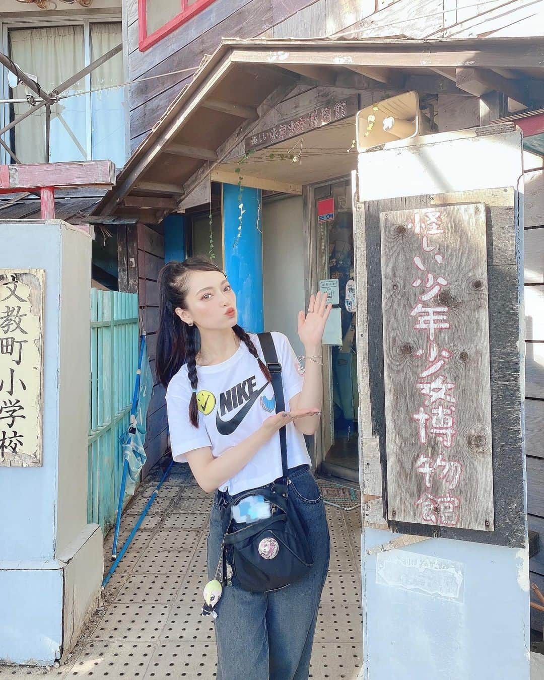 前川琳菜（りなち）のインスタグラム：「✩‧₊˚  色んな意味でガチこわでした😇笑 でもファミコン出来たり貴重な体験ができて楽しかったぁ🫶🖤  #静岡県 #静岡 #伊豆高原 #静岡観光 #静岡旅行 #温泉 #怪しい少年少女博物館 #ファミコン #りなちこーで」