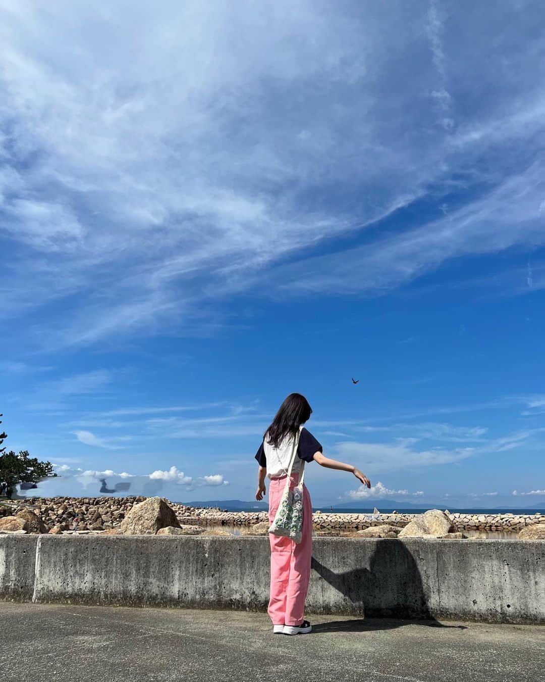 のインスタグラム：「お婆ちゃん家に行ったので近くの海に散歩しに行ったけど、あいかわらず太陽が苦手すぎて顔険しくておもろい😌#4枚目は太陽見上げた素敵な写真撮ろうと思ったら目が潰れた写真   @__ada.official__ のこのピンクのジーンズ、ウエスト緩くても金具が付いててウエストを締めれる仕様になってて超おすすめ！ zozotownセール開催中でMax50%offだから是非チェックしてみて🙆‍♀️  @miniministore_official  #ada #エイダ #エイダコーデ #fashion #ootd #ピンクコーデ #zozotown #zozo購入品 #zozotown購入品 #デニムパンツ #ハイウエスト #韓国ファッション #着回しコーデ」