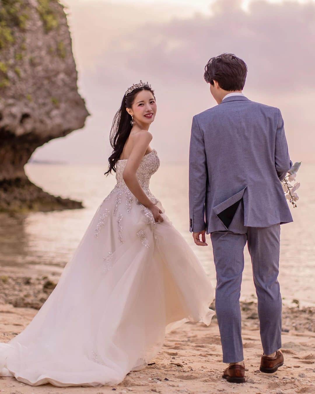 えみ姉のインスタグラム：「ㅤ ㅤ 前撮り写真、載せるタイミング見失ってた👰‍♀️笑 ㅤ ㅤ ㅤ #前撮り #結婚式 #結婚式前撮り #沖縄前撮り #ウエディングフォト」