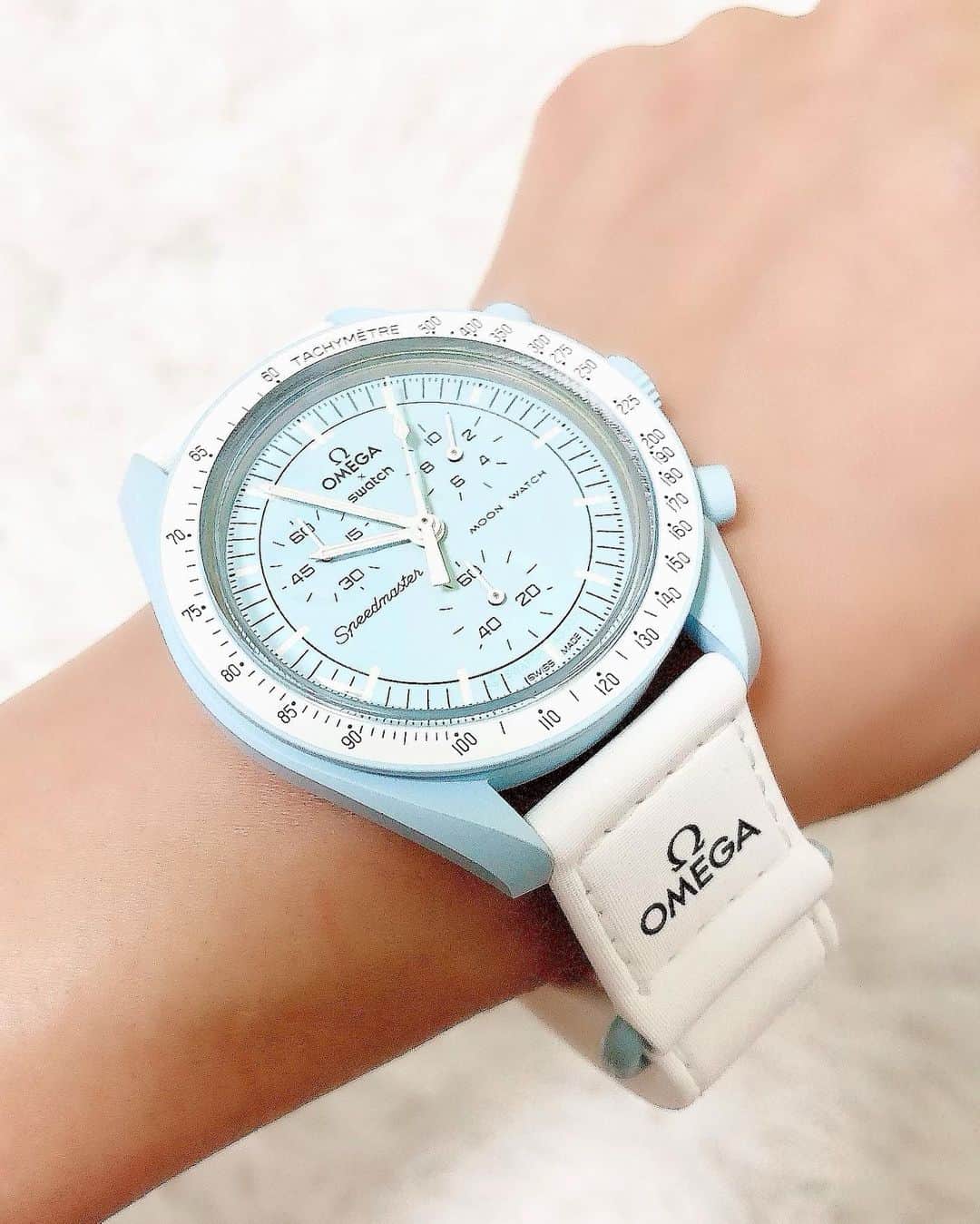 花清まゆこのインスタグラム：「OMEGA✖️swatch  がコラボした⌚️  #moonswatch   新しくお迎えしました✨  今日から一緒に時を刻みます☺️  発売当初から気になっていたんだけど、 店頭で、 なかなかご縁が無くて出会えず、、、 やっと出会えました🥰  11色あるので、色で凄い悩んだんだけど、、、 （その時のタイミングによって、入荷される色がちがうみたいで、、欲しい色がない事の方が多いみたい💦） 遊び心のあるブルーをチョイス✨  もし、また出会いがあれば、ブラックか、ブラウンか、ページュあたりの、シンプルなものも欲しいなぁ☺️  #omega  #swatch  #コラボ #moonwitch  #時計 #腕時計  #watch  #new #newwatch  #仲間入り」