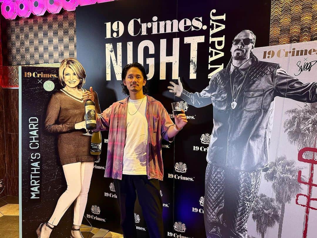 のインスタグラム：「⽇本初上陸した「19 Crimes」が渋⾕CLUB CAMELOTで開催した体験会に参加してきました。  19 Crimesはワインブランドで現在スヌープ・ドッグともコラボしている日本初上陸のブランドです。  スヌープ・ドックのラベルが目立つ赤ワインを試食しましたが、フレッシュな果実味で酸味もありながら甘みもあって心地よい口当たりで美味しかったので皆さんもぜひお試しあれ。  わかってると思うけど【※お酒は20歳になってから】ですよ。  #19Crimes #19CrimesNight  #19クライムズ #snoopdog  #スヌープドッグ #ワイン #赤ワイン  #PR」