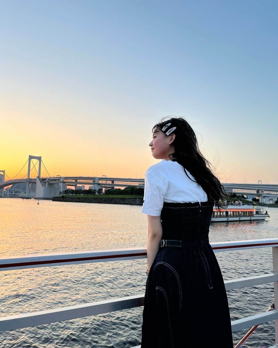 宮里莉羅のインスタグラム：「屋形船また乗りたい🚢💨 お台場キレイヾ^_^  #お台場#東京夕焼け#屋形船#夕焼け空#02년생 #follow#followme#f4f#likeforlike#follow4follow#fyp#instagood#japanesegirl#instalike#selfie#ootd」