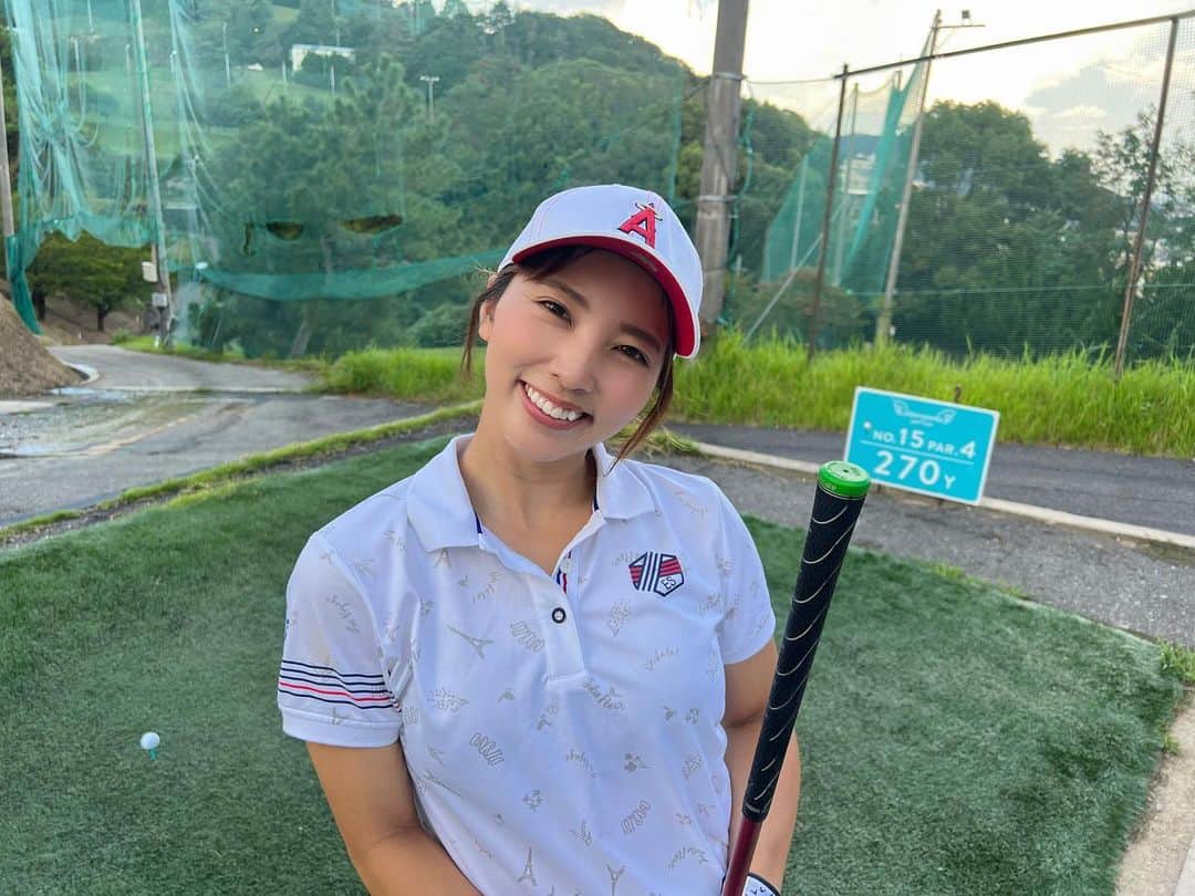 笹川萌のインスタグラム：「. 思い立って、ゴルフ行きたくなってたまたま予約出来た2時間後にスタート😂 あまり自分で予約した事がない私は2コース回ってから、ショートコースだった事に気付きました🥹笑 でも楽しかったからOK🤭💗 晴天の中のゴルフは、やっぱり最高だね〜⛳️ 月に1回は絶対に行きたい！！ 色んな楽しみ作りながら、充実させていくんだ〜😊💫」