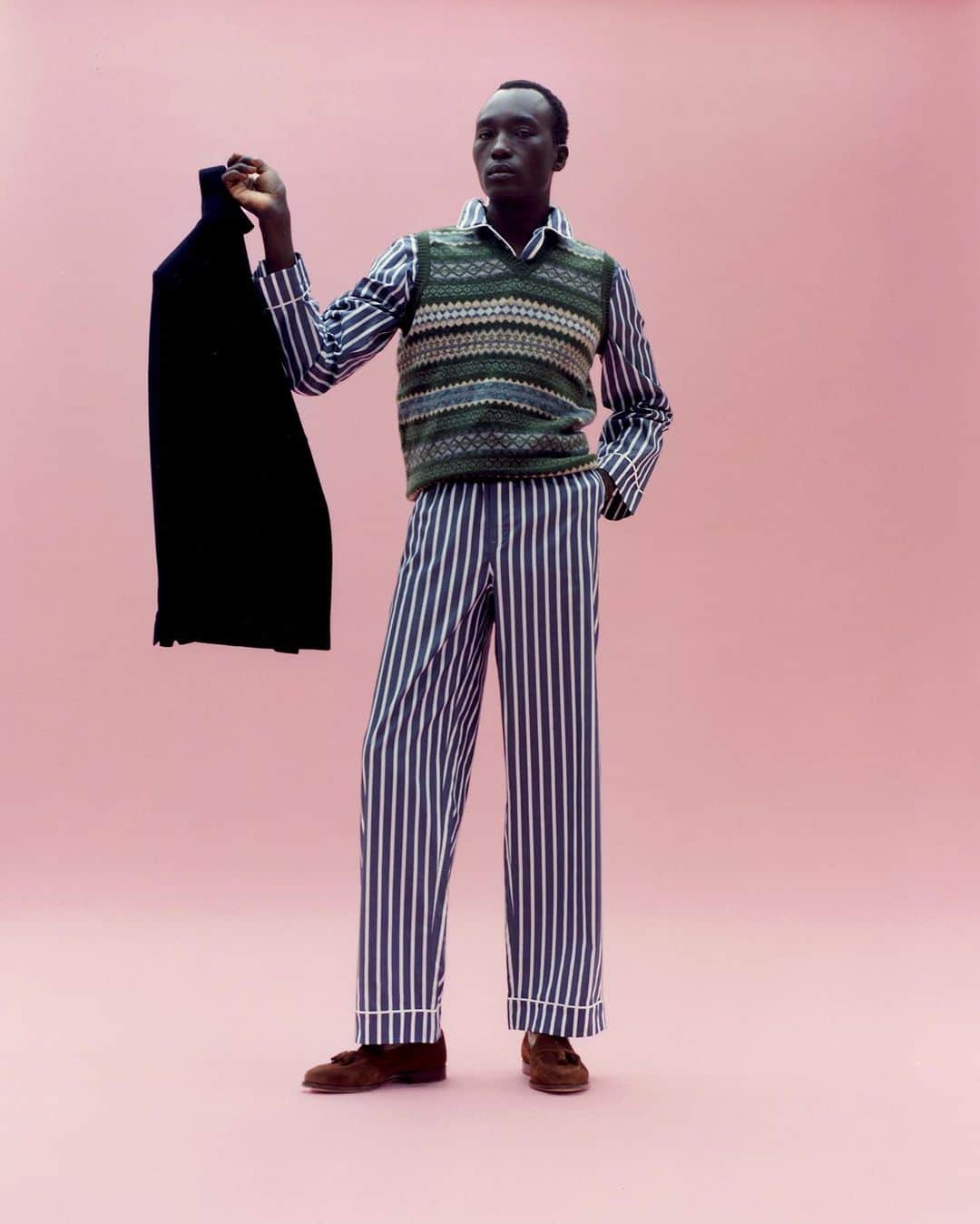 ニュー&リングウッドのインスタグラム：「Embrace a lifestyle of relaxation with our collection of pyjamas, cut in the finest silk and cotton cloths.  #newandlingwood #mensfashion #pyjamas #londonstyle」