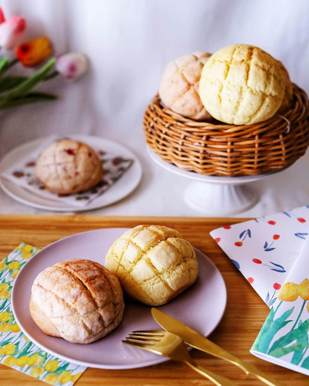 ゆいこ♡キラプリのインスタグラム：「•✼  ゆいこの週末cooking ✽｡*・  本日ご紹介するのは  プレーンなメロンパンと ほんのりピンクのメロンパン💓  冷凍庫の住人になっていた いちごやラズベリーたち🍓を メロンパンに合わせてみました✨  .𖤣𖥧𖡼.𖤣𖥧𖡼.𖤣𖥧𖡼.𖤣𖥧𖡼.𖤣𖥧𖡼.𖤣𖥧𖡼.  プレーンなメロンパン材料💌 ■強力粉　150g ■砂糖　25g ■無塩バター　15g ■ドライイースト　1.5g ■塩　1.5g ■ 牛乳 (40℃) 100m  ピンクのメロンパン材料💌 ■強力粉　150g ■砂糖　25g ■無塩バター　15g ■ドライイースト　1.5g ■塩　1.5g ■ 牛乳 (40℃) 20ml ■ラズベリー果汁　80g ■お湯　15g  クッキー生地の材料💌 ■小麦粉　150g ■無塩バター　50g ■グラニュー糖　50g ■溶き卵 (Mサイズ)1個分 ■グラニュー糖 (まぶす用)10g ■ベリー固形(ピンク用)10g  .𖤣𖥧𖡼.𖤣𖥧𖡼.𖤣𖥧𖡼.𖤣𖥧𖡼.𖤣𖥧𖡼.𖤣𖥧𖡼.  発酵させたパン生地に クッキー生地を包むように被せ グラニュー糖をまぶしてから 網目模様をつけて焼いたら メロンパンの完成です👏✨  もっとしっかりとした ピンクなパンにしたい方は ラズベリーパウダーを 使ってみてください💖💖  もう少し小さめに成形して プレーンとピンクを詰め合わせたら お友達へのプレゼントにも可愛く きっと喜ばれると思います☺️💓  If you like it, try cooking it! I would be happy if I could be  the reason for your smile ♡  ┈┈┈┈┈┈┈┈┈┈┈┈┈┈┈┈」