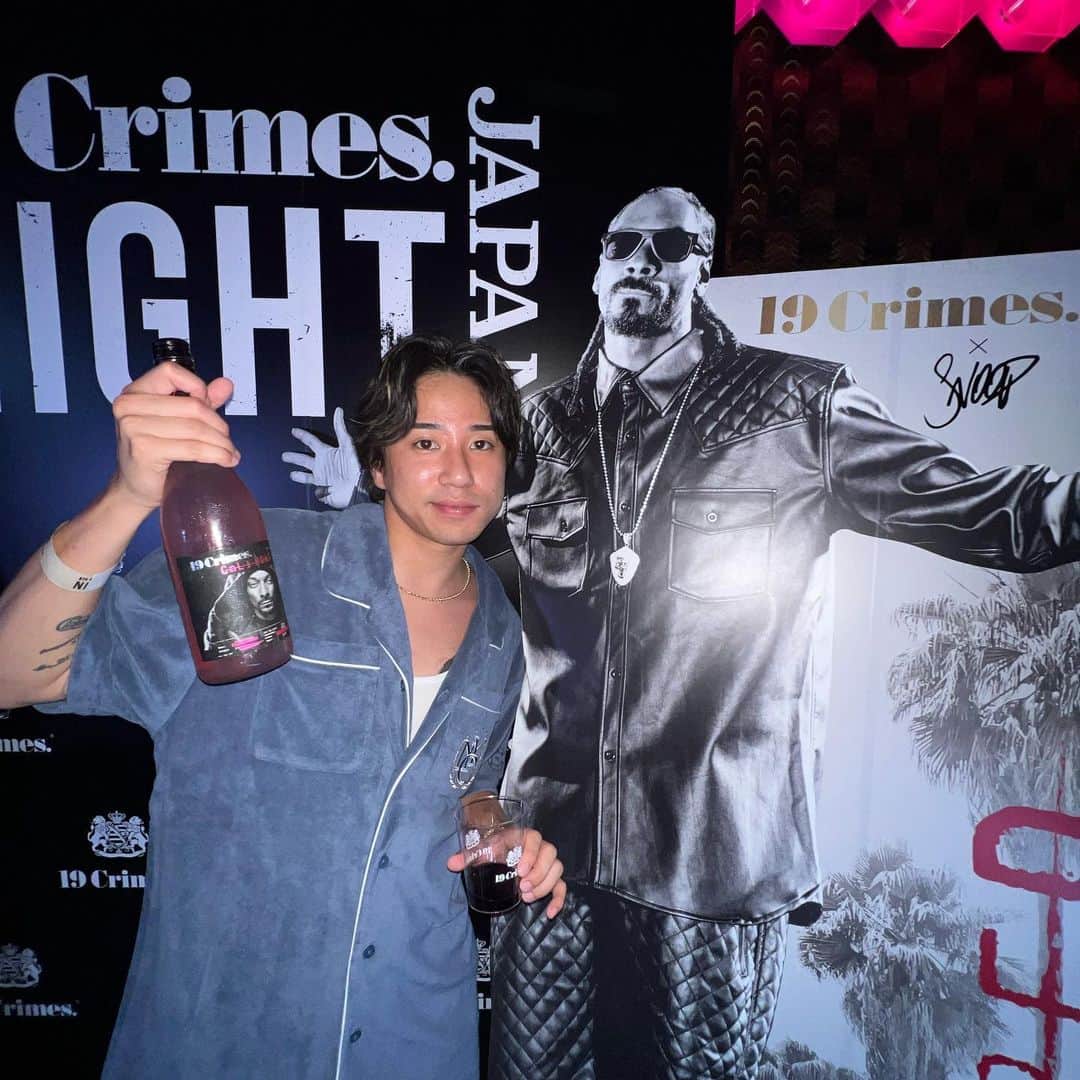 サグワ【SGW98】のインスタグラム：「日本発上陸19crimesのパーティー行ってきたよ🏃‍♀️ なんとスヌープドッグがパートナーシップを務めてるイケてるワイン🍷 赤ワインも最後に甘さが残り飲みやすいワインだった！友達呼んで家でワイン会しよっと🙃✌️  ※お酒は20歳になってから #19Crimes #ワイン#ワイン好き #19CrimesNight #19クライムズ #PR」