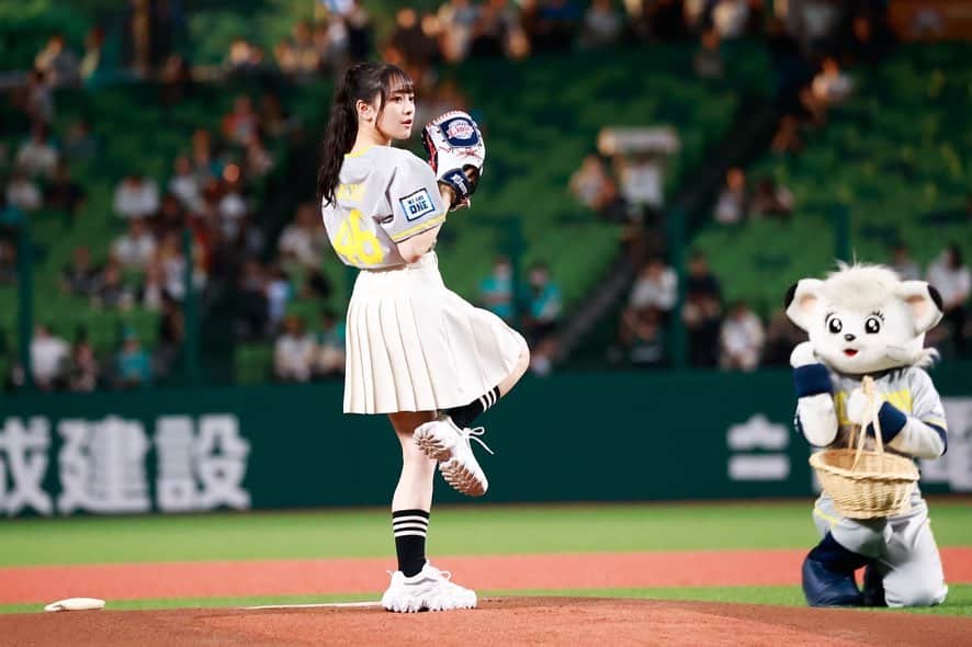 ベースボール専門メディア「Full-Count」さんのインスタグラム写真 - (ベースボール専門メディア「Full-Count」Instagram)「#西武 - #ソフトバンク（ベルーナドーム）  セレモニアルピッチには #乃木坂46 の #向井葉月 さんが登場🎊  大胆に振りかぶった豪快フォームからツーバウンドで捕手のミットへ  とびきりの笑顔で場内を沸かせました👏👏👏  Photo by Yoshihiro Koike  #seibulions #nogizaka」9月1日 19時41分 - full_countc2