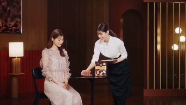 のインスタグラム：「ぷるんと蒟蒻ゼリー premiumの新CMです☕️ いつもより大人な感じなっています🤍  そして本日から！ コラボさせて頂いた 【ハッピーMix味】も発売開始です！ 色々試食させて頂いてお気に入りな味が完成しました🌼🌼🌼  是非チェックして下さいっ」