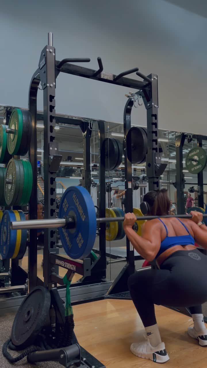 エリッサ・ダウニーのインスタグラム：「Come with me whilst I try to increase my weights on my leg session🥵💪🏽   Session details:  X3 compound lifts X3 isolation movements  - BB SQUAT  - SUMO DEADLIFT  - SMITH MACHINE SQUAT (quad focused)   - SL RDL  - KAS GLUTE BRIDGE  - LEG EXTENSION   Give this a go if you don’t fancy walking the next day because I can already feel the DOMS (delayed onset muscle soreness) kicking in 😅   1–1 coaching slots are still available for September so grab them will you can and let’s start your fitness joinery for the last 4 months if 2023 🫶🏽✨」