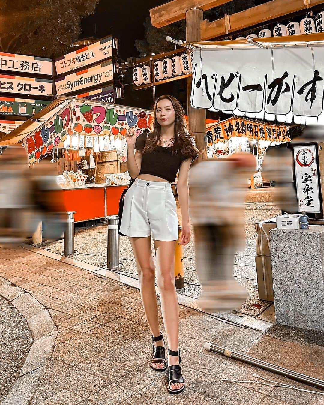 のインスタグラム：「ꔛ 𝙄𝙆𝙐𝙏𝘼 𝙎𝙝𝙧𝙞𝙣𝙚 ✰✰ ꔛ サムネイルで見ても一瞬で神戸や！ ってわかっちゃうあなたも私も 神戸らばーだね🫶🏼❤️‍🔥in生田神社⛩️ 屋台で好きなのはベビーカステラと りんご飴です🍎  photo by @mym_jp ♡  ꔛ  🏷 #神戸 #三ノ宮 #kobe #生田神社 #屋台 #168cmコーデ #高身長女子 #高身長女子コーデ  ꔛ」