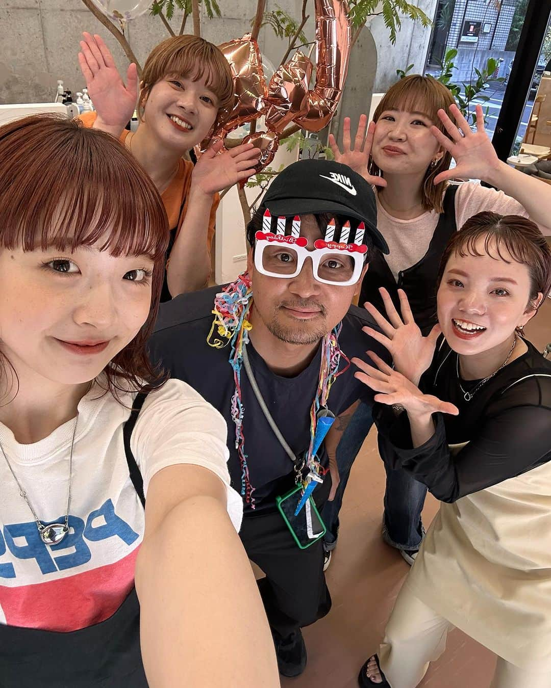 Yanagihara Hirokiさんのインスタグラム写真 - (Yanagihara HirokiInstagram)「本日9月1日　45歳になりました。 ・ @soie.omotesando  @soie__shibuya  の皆んなから沢山のお祝い頂きました♪ ・ ・ 東京に出てきてもう15年かぁー 沢山の方に出会えて幸せです。 これからもよろしくお願い致します。 ・」9月1日 19時37分 - yanagihara_hiroki