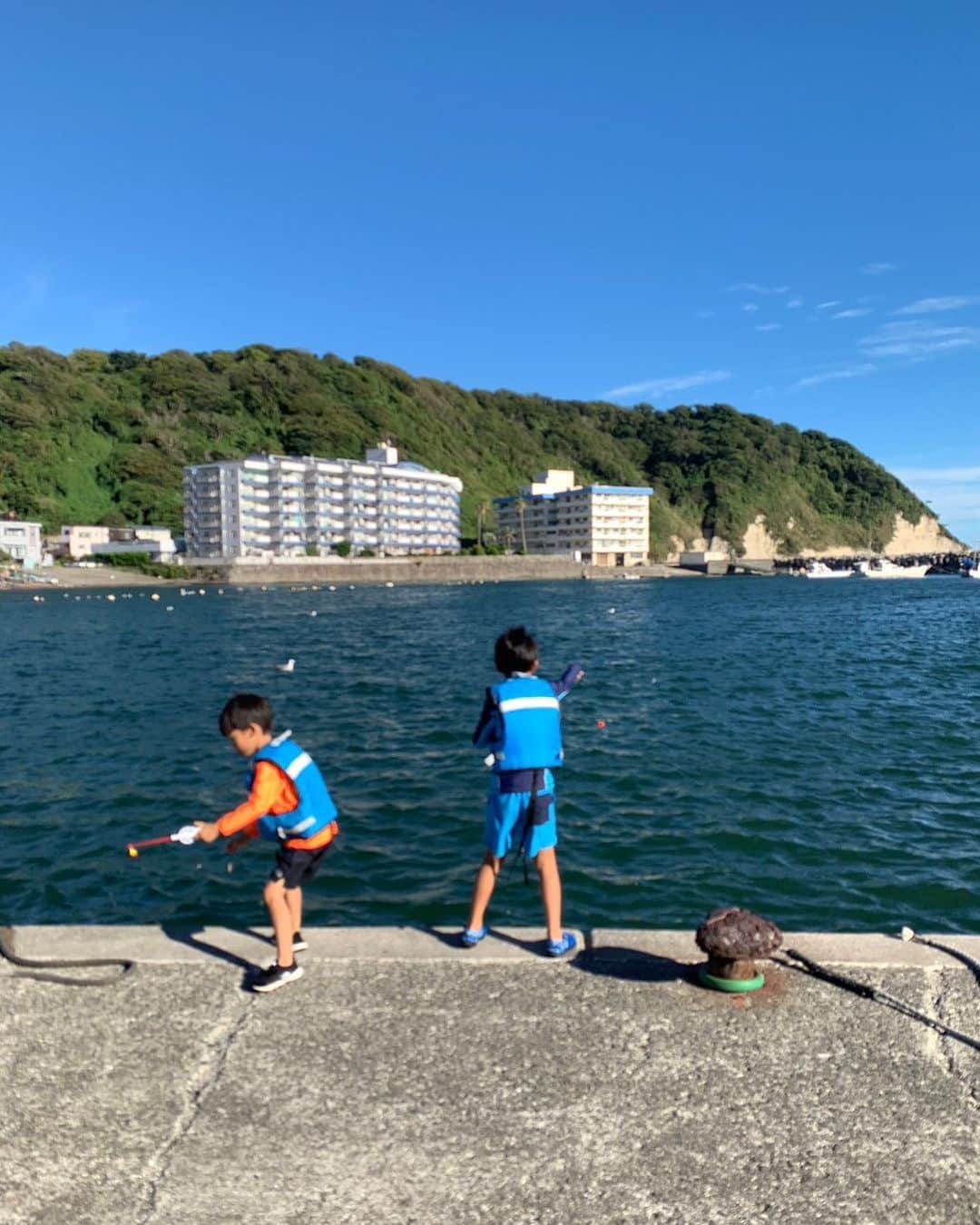 前田有紀のインスタグラム：「9月の訪れと共に長男の夏休みも終わり。二学期のスタートも元気に登校しました。 夏休み中、子どもたち対応してたお父さんお母さん、お疲れ様でした〜！ 我が家も共働き家庭で迎える初めての夏休みだったので、本当に戦々恐々としてたけど、友達家族にもたくさん助けてもらって、人気アイドルばりに忙しい長男のスケジュール管理をがんばって乗り切った🙌  サマースクールベースだったので、基本は海！サーフィン、SUP、釣りしたり、池でザリガニ釣ったり、川行ったり。大人が羨ましすぎる過ごし方をしてるのに、本人は「はいはい、今日は海ね。」って感じでその日のスケジュール伝えても公園いくのと変わらないテンション。こっちは日中どうしたって仕事なので、すごくすごくうらやましかった〜！  長男にとって、鎌倉の海や山の自然は当たり前にある場所になっているけど、いつか大人になったときにそれは当たり前では全然なくて、自然のそばにいる心地よさやそれだけで気持ちが安らぐこと、自然の中の豊かな暮らしに気づいてほしい。そして、自然を守るために行動できる人になってほしい。 まずは大人の私たちから背中を見せなければ。と海遊びを繰り返す長男の夏から思ったのでした。」