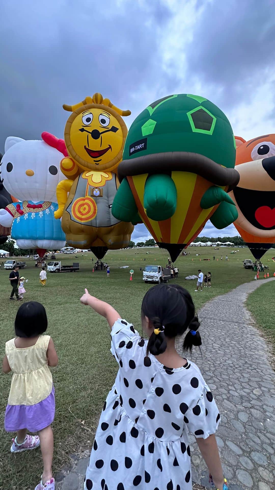 Miaのインスタグラム：「開學前帶兩寶環島旅行之台東站！  #熱氣球 #台東 #鹿野高台  #台東國際熱氣球嘉年華」