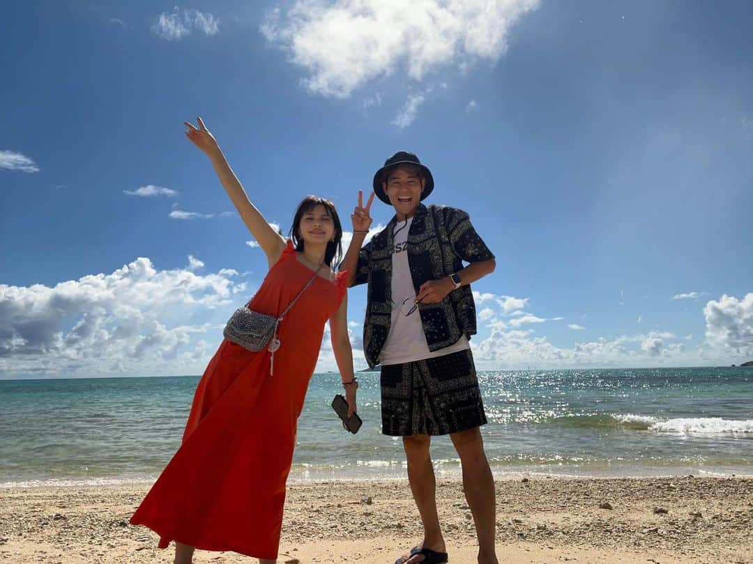 田中優衣のインスタグラム：「2年前の 初めての沖縄でも 同じような写真を撮っていた私たち。  2年前の方が密着してるね😕笑  裕太郎くんの帽子は全く同じようで 違う帽子を被っています😄」