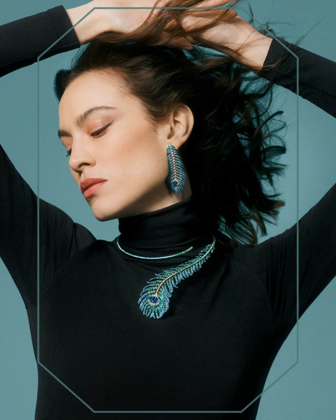 ブシュロンのインスタグラム：「The wind picks up. Feathers fly. This season, the Plume de Paon collection is reinvented in anodized titanium, a material we can color to create a spectacular gradation of hues. Truer than nature. ⁣ ⁣ #PlumedePaon⁣ #SpreadYourWings」