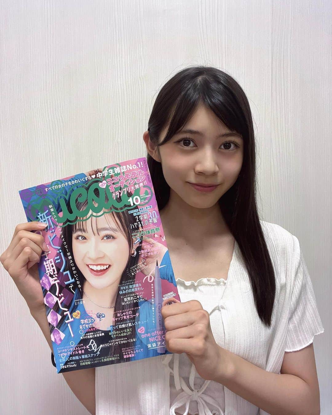 のインスタグラム：「ニコラ10月号発売💟  ゆずちゃんの笑顔がかわいいピン表紙が目印！🍐 おめでとうございます⸜❤︎⸝‍  今月号は体育祭があったり、秋トレンドがたくさん載ってます🍂  ふろくは｢one after another NICE CLAUP 涙袋アイライナー｣  ぜひゲットしてねー！  #ニコラ#nicola#ニコモ#ニコラ10月号発売中#oneafteranotherNICECLAUP #吉本麗南」