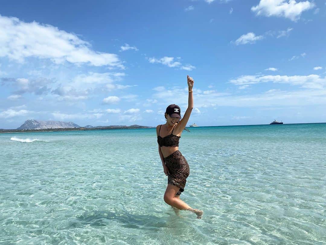 西内ひろのインスタグラム：「今まで45ヶ国旅をしてきましたが、イタリアにあるサルデニアの良さには驚きました。  イタリアは、ミラノ、ローマ、フィレンツェ、ベネチア、カプリ、アマルフィー、ポジターノ、ラヴェッロ、ランペドゥーサと様々な場所に行きましたが またサルデニアで違う発見がありました。  海の綺麗さはもちろん Porto Cervoは街がとても綺麗。  このシーズンはヨットや船で島を周る人も多く、洒落た港が賑わう。レストランが飽きないくらいあるし、品のあるBarも沢山。  ショッピングもハイブランドから、地元にしかにものまで揃っているので飽きない。  サービスは良いし 人も良い。  日本ではまだまだ知られていないので オアシスを見つけた感じです🌴  #イタリア #サルデニア #beach  #beach」