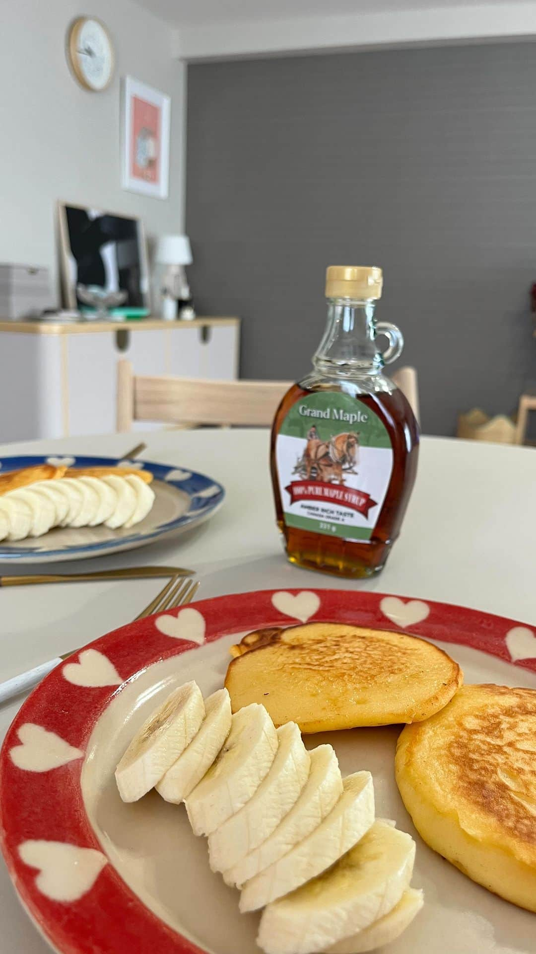 ひよんのインスタグラム：「🥞💓  もちもちパンケーキ作ってみた😍  📝材料 米粉 100g ヨーグルト 卵 1つ オーツミルク 大さじ3 バナナ  作り方合ってるかわからないけど、 美味しかったから良きとする👏  #ひよん #パンケーキ #米粉パンケーキ #パンケーキレシピ #ひよんクッキング」