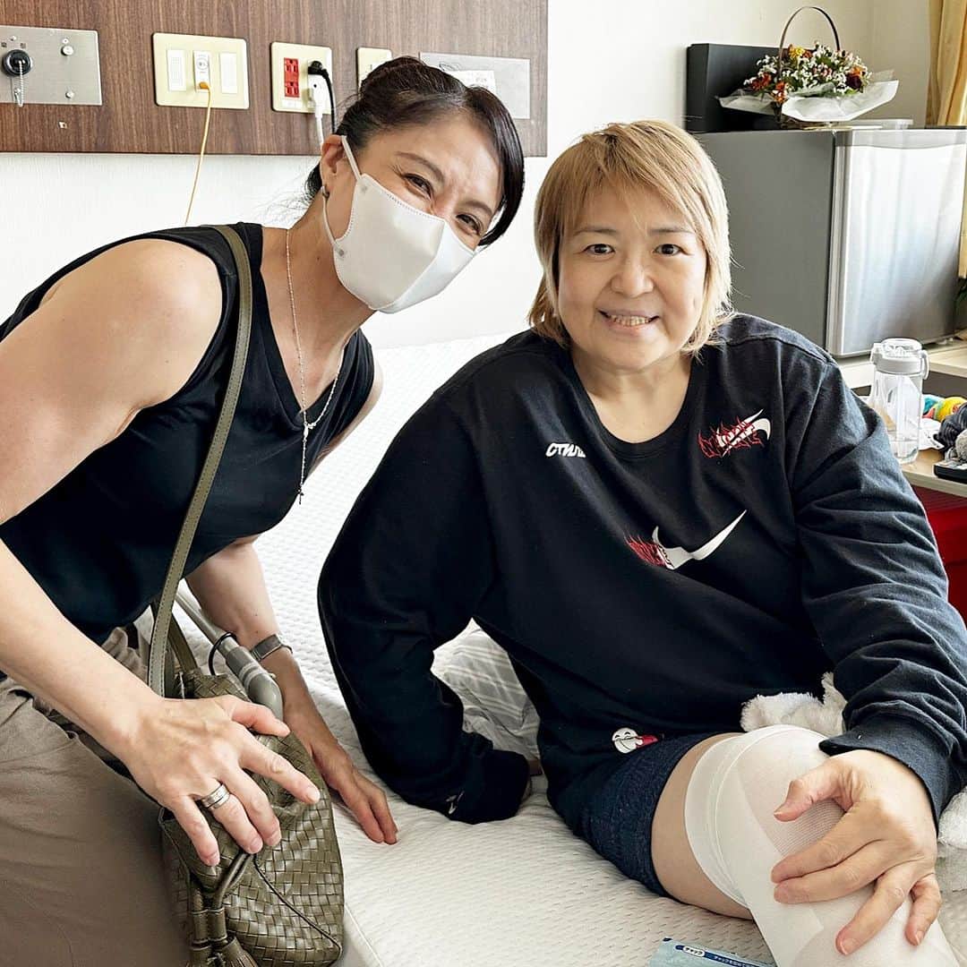 堀田祐美子のインスタグラム：「下田美馬選手がお見舞いに来てくれました。  美馬とは、全女、AtoZ、REINAと団体を渡り歩いた戦友！！  今日も話しが止まらないまま面会終了！！  @yumiko_hotta  @t_hearts2020  #堀田祐美子 #yumikohotta  #prowrestling  #プロレス #womansprowrestling  #女子プロレス  #hearts82 #thearts  #下田美馬」