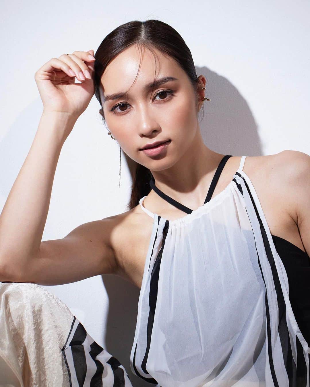 レアンナのインスタグラム：「この度FRONTに所属することになりました。 モデルとして再度頑張っていきます！  久々の更新となりましたが、大学卒業と共にプラチナムプロダクションを退所し、某大手不動産会社に新卒として入社しました。 毎日が刺激的でとっても楽しく働かせてもらいました！ 学んだことをモデル業にも活かせられたらなと思います！ インスタも今後更新していく予定です。よろしくお願いします。  Photographer : @toshiyuki0710  Hairmake : @murohashi_____yuki」