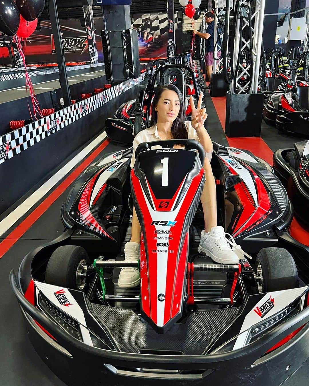 ラリサ・ヨルダケのインスタグラム：「Azi mi-am inceput ziua cu ENERGIE la @vmaxkarting_titan in noua lor locatie.  Asa ca daca ai chef de o tura de adrenalina cei de la VMax va asteapta si in Titan de azi. 🤍🍾✨」