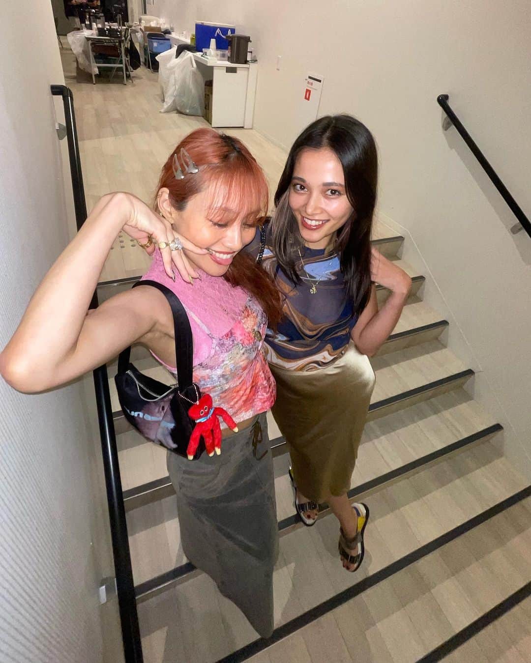 忽那汐里のインスタグラム：「ありがとう🫧🌏🫶🏼さいこう🤸🏻‍♀️愛しかない👩🏻‍❤️‍👩🏼🎶」