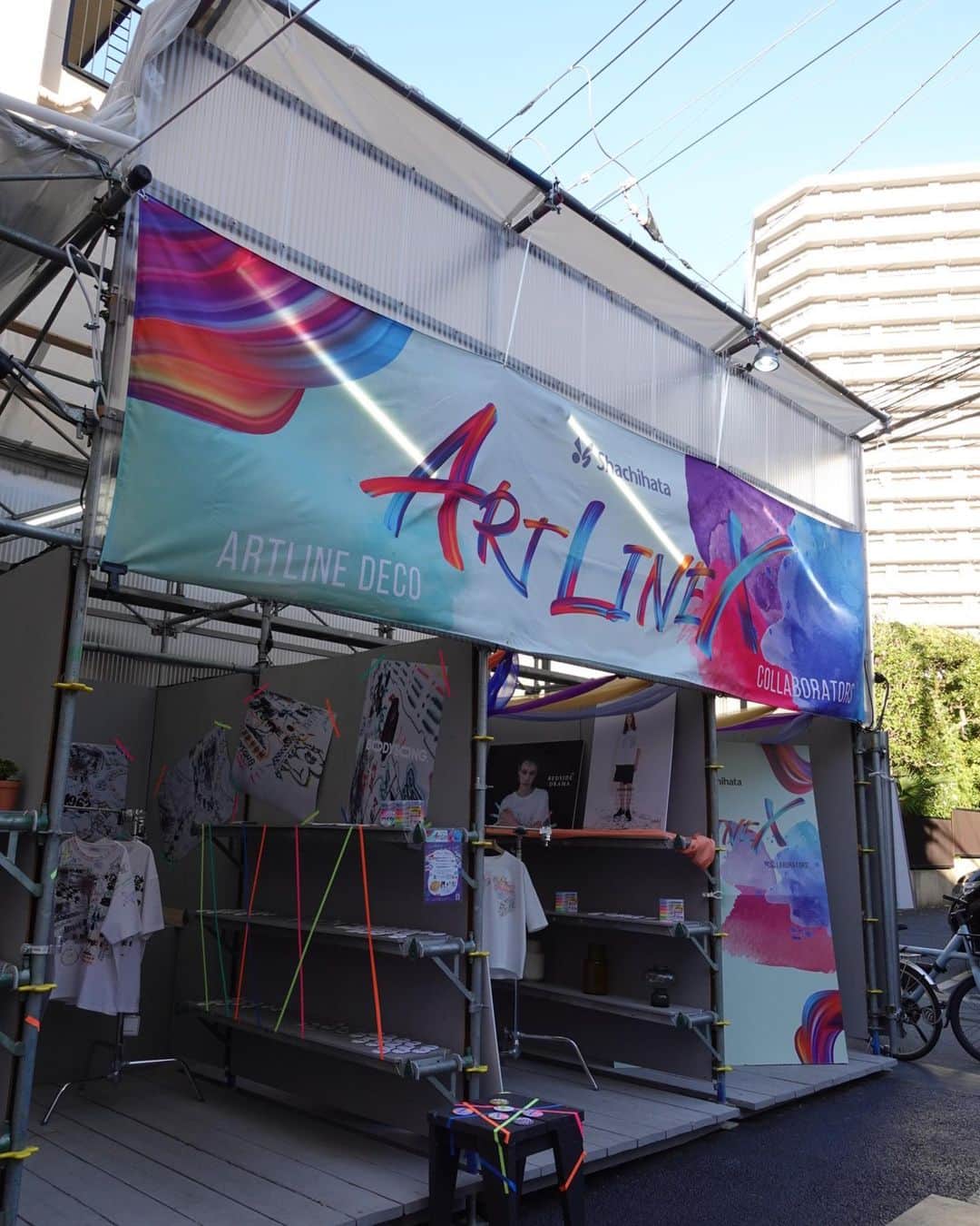 ゆ い りさんのインスタグラム写真 - (ゆ い りInstagram)「表参道のAppleすぐ近く🎪 B-Flat COMMUNEでやってるイベントに遊びに行ってきたよ ⛱️  【Shachihata Artline X】は、 ハンコが有名なシヤチハタとファッションブランドのコラボで、布にペイントできるマーカーとオリジナルTシャツを紹介しています🤍👕  今日1日〜3日(日) 12時〜18時の開催なので、この土日お時間のある方はぜひ😌🩵  来場記念に、マーカーで布缶バッジへ塗り絵をしてイベント中Instagramで投稿すると、会場で使用できる500円OFFチケットのプレゼントも 🎁♡  @shachihata_official  #アートラインdeco #シヤチハタ #シャツマーカー #文具 #表参道」9月1日 20時45分 - pamyuiri