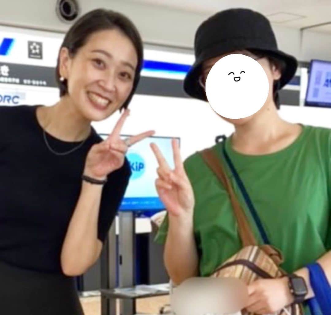 加藤沙知のインスタグラム：「15年ぶりの嬉しい再会があった 9月のはじまり♪  大学卒業以来、15年ぶりにゼミの後輩に会えました！！ 可愛らしいチャーミングな部分はそのままに、大人な女性になっていて、話していて嬉し恥ずかしでした☺️  そんな嬉しい出来事もあった１週間の、 番組衣装＆ヘアセットです！ 詳しくは番組アカウント(@check.mrt )に掲載しています🙇‍♀️  2枚目:8月28日(月) ピースしがち✌️ 左手も密かにしてます✌️  3＆4枚目:8月29日(火) 忘れましたが、何かがあって爆笑していた火曜日😂  5枚目:8月30日(水) ポケットあった〜❤️の水曜。  6枚目:8月31日(木) おすまし木曜日。  7枚目:木曜日のヘアセットをしていただいている美容室にて♪  #MRT#チェック#check #衣装#コーディネート #オフィスコーデ#通勤コーデ #ヘアセット#ショートカット」