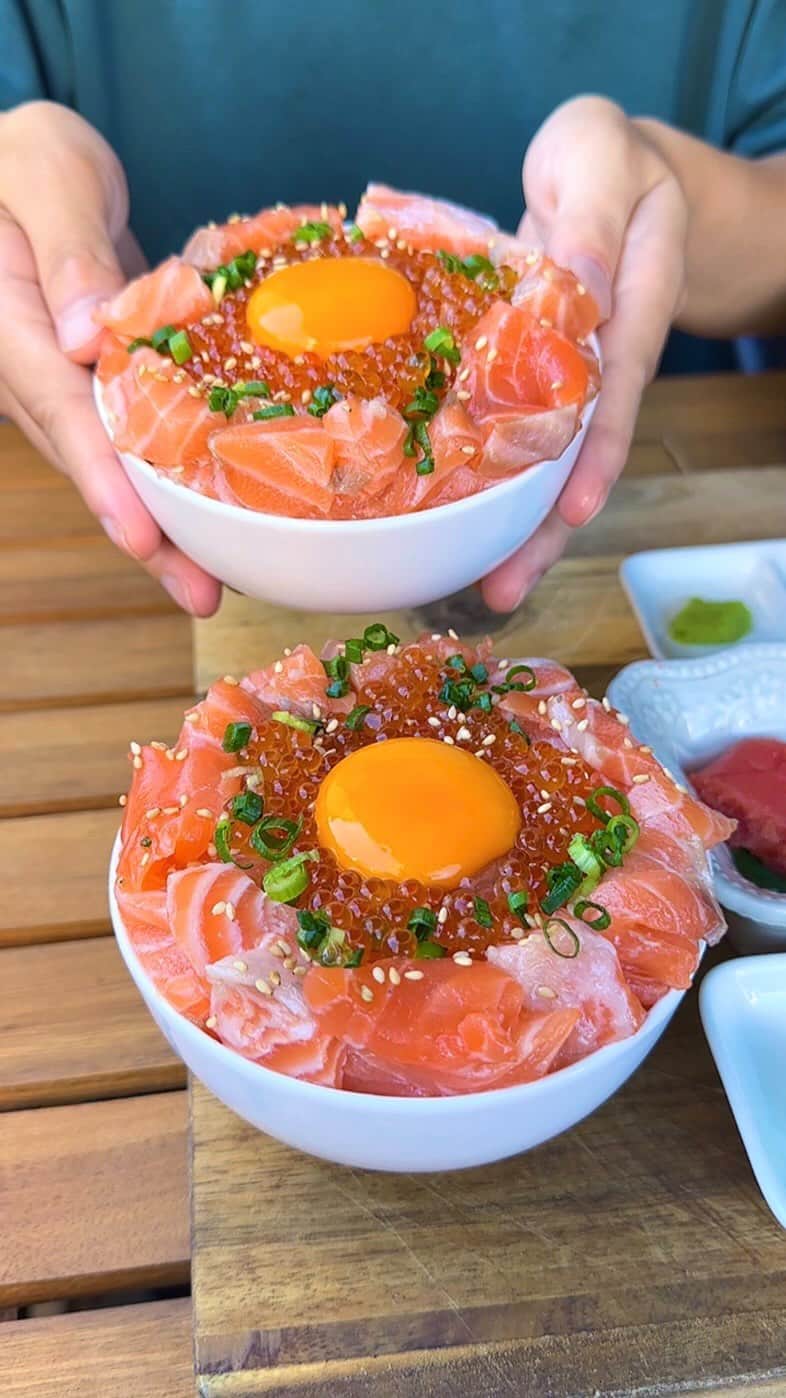 のインスタグラム：「🐟横浜駅近の炙りサーモン丼が名物のお店🐟  横浜にあるエルミタージュさん(@ermitageyokohama2467)の 「たっぷりいくらの炙りサーモン丼ランチ」1779円 「牛生ハムといくらのユッケ丼ランチ」2090円 ㅤㅤㅤㅤㅤㅤㅤㅤㅤㅤㅤㅤㅤ 横浜駅から徒歩4分のところにあるエルミタージュさんは、海鮮料理が名物の隠れ家シーフードバル！ ㅤㅤㅤㅤㅤㅤㅤㅤㅤㅤㅤㅤㅤ 今回はランチのサーモン丼を注文🍚🐟 ㅤㅤㅤㅤㅤㅤㅤㅤㅤㅤㅤㅤㅤ これは肉厚なサーモンといくらをごはんの上にたっぷり盛りつけた贅沢すぎるランチメニュー！ ㅤㅤㅤㅤㅤㅤㅤㅤㅤㅤㅤㅤㅤ 温かいお出汁と明太子、海苔やワサビなどの薬味がセットになっていて、途中から海鮮茶漬けとしてさっぱりめに味変することができるようになっています！ ㅤㅤㅤㅤㅤㅤㅤㅤㅤㅤㅤㅤㅤ プリプリの脂がのったサーモンとぱちっと弾けるいくらはご飯と相性ばっちりな安定の組み合わせで、卵黄に絡ませて食べるとより濃厚で贅沢なひと口を味わえました🤤🤤 ㅤㅤㅤㅤㅤㅤㅤㅤㅤㅤㅤㅤㅤ 牛生ハムと甘エビ、いくらをのせた豪華な丼もあって、こっちもサーモン丼に負けないくらいおいしかったです！ ㅤㅤㅤㅤㅤㅤㅤㅤㅤㅤㅤㅤㅤ お店の入り口の扉が自販機のような見た目になっていて、隠れ家ぽい雰囲気が味わえるのも嬉しいポイント！ ㅤㅤㅤㅤㅤㅤㅤㅤㅤㅤㅤㅤㅤ ちなみに夜の時間帯はシーフードバルとして海鮮料理とお酒の組み合わせを楽しむこともできるみたいです🍺 ㅤㅤㅤㅤㅤㅤㅤㅤㅤㅤㅤㅤㅤ かなりおすすめ！！ ㅤㅤㅤㅤㅤㅤㅤㅤㅤㅤㅤㅤㅤ —————————————— 📍神奈川県横浜市神奈川区鶴屋町2-19-3 2階･3階 ⏰11:30〜23:00(土日祝11時オープン) 🛌無休 🚃横浜駅から徒歩4分 —————————————— #PR #横浜ランチ #横浜グルメ #神奈川グルメ #神奈川ランチ #エルミタージュ #ermitage #サーモン #japan #kanagawa ㅤㅤㅤㅤㅤㅤㅤㅤㅤㅤㅤㅤㅤ #横浜観光 #横浜旅行 #神奈川 #横浜 #横浜駅 #カフェ巡り #カフェ好きな人と繋がりたい #japantravel #japantrip #instafood #japanesefood #seafoodbarermitage」