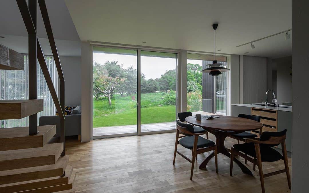 ルポハウス一級建築士事務所さんのインスタグラム写真 - (ルポハウス一級建築士事務所Instagram)「Youtube公開中 《季節を感じる暮らしの家》  ●Dining + Kitchen 窓やウッドデッキで外との連続性を持たせたダイニングと、スモーキーカラーやマットなタイルでまとめ機能性も高いキッチン。 自然の移ろいを楽しむ、上質な暮らしの拠点です。 ・ ・ ・ 𓐌𓐌𓐌𓐌𓐌𓐌𓐌𓐌𓐌𓐌𓐌𓐌𓐌𓐌𓐌𓐌𓐌𓐌  ルポハウスの施工事例はこちらまで☞ @reposhouse  𓐌𓐌𓐌𓐌𓐌𓐌𓐌𓐌𓐌𓐌𓐌𓐌𓐌𓐌𓐌𓐌𓐌𓐌 #ルポハウス は#ちょっとかっこいい家 を"友人のために" という思いでつくっています。 一生に一度の#マイホーム。 「あなたにしかできない」×「ルポハウスだからできる」で、 私たちだけの#家づくり を思いっきり楽しんでみませんか？！ ・ ・ ・ #住宅 #注文住宅 #新築一戸建て #デザイナーズ住宅  #一級建築士事務所 #設計事務所 #滋賀県の設計事務所 #myhome #instahouse #design #instahome  #ダイニングインテリア #キッチンインテリア  #cucina  #クチーナキッチン #クチーナマリボー #マリボー #maribo #マリボーキッチン #ミーレ食洗機 #miele #ariafina #ariafinaレンジフード #riviera #リビエラ #リビエラニューヨーカー」9月1日 20時00分 - reposhouse