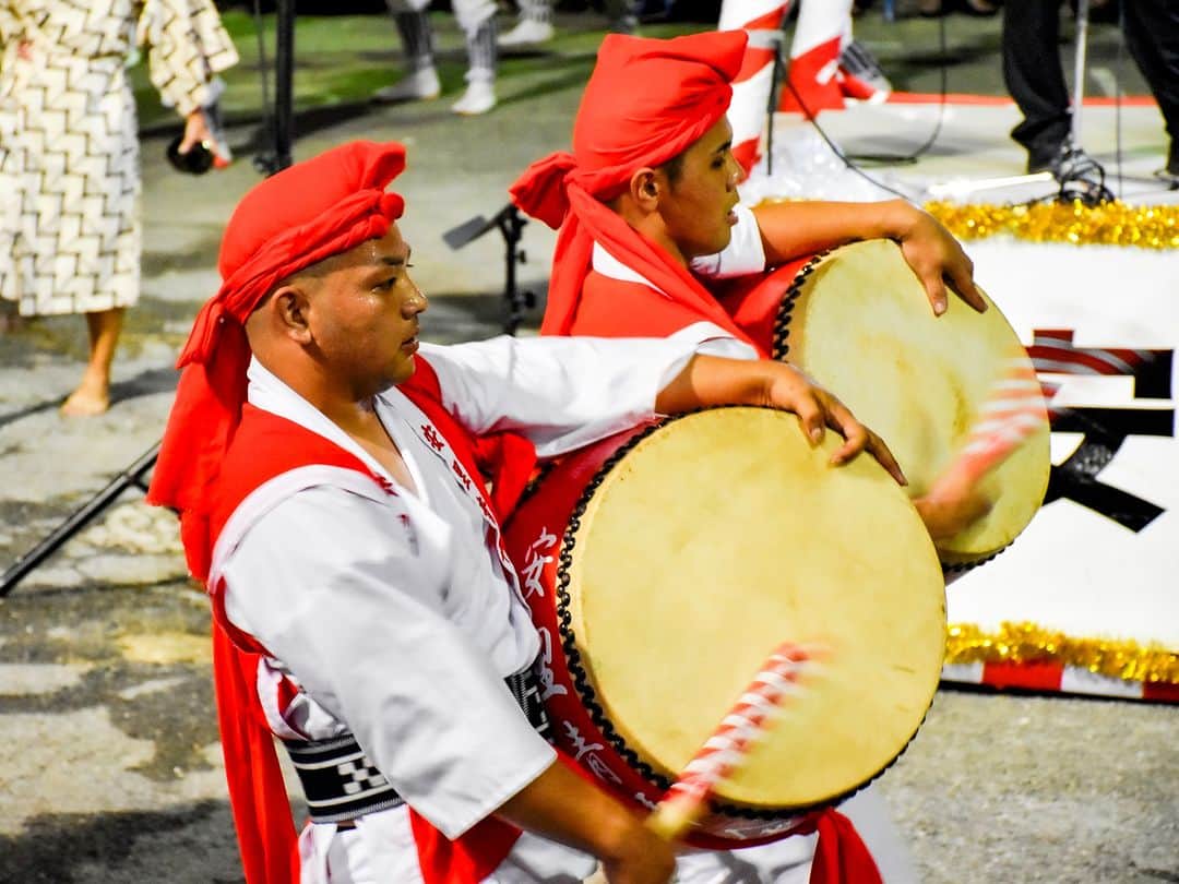 Be.okinawaのインスタグラム：「Eisa is a traditional performing art unique to Okinawa passed down through generations in each community🥁  Eisa's performers usually consist of local youth associations and during obon, you will get to see chanting dancers joined by drum and stringed instrument players parading through the streets and neighborhood with their own distinct style!  #japan #okinawa #visitokinawa #okinawajapan #discoverjapan #japantravel #okinawaobon #okinawaeisa #eisa #performing #art #performingart」