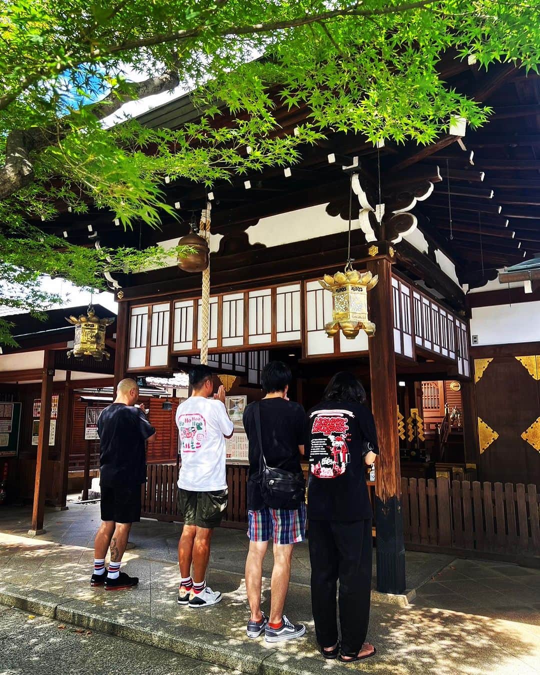 コシバKENさんのインスタグラム写真 - (コシバKENInstagram)「. 車折神社さん。 みんなでご挨拶に。  井浦新さん @el_arata_nest  横におじゃまします。  半沢良樹さん。 おしいです。  #ETKING #車折神社 #京都 #御利益」9月1日 20時00分 - koshibaken08