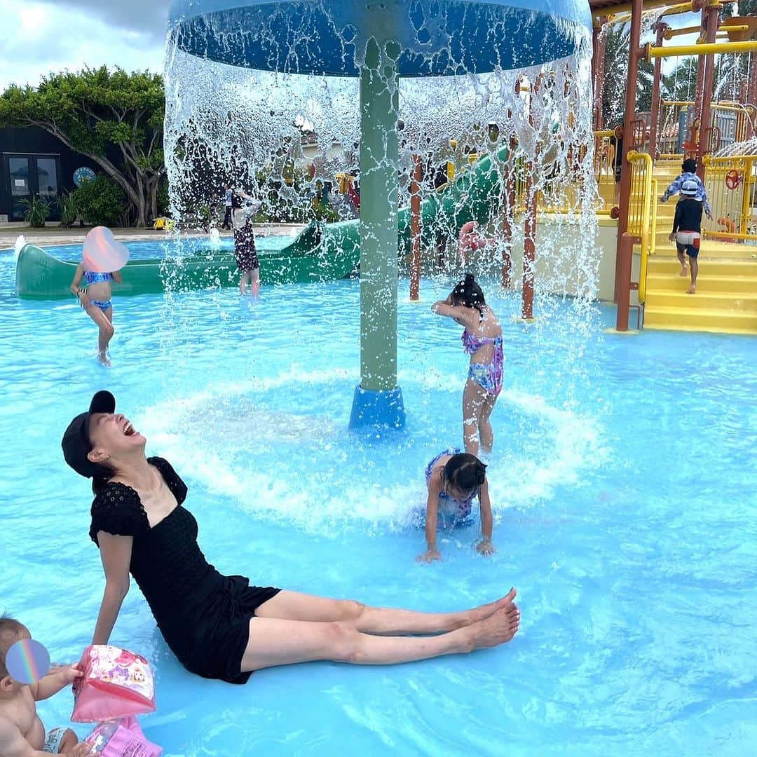 浅見れいなさんのインスタグラム写真 - (浅見れいなInstagram)「夏休みの振り返り❤️ 毎年恒例お友達家族と沖縄旅行に✈️ 今回はまず石垣島へ。 プールが沢山の　@fusaki_ishigaki  子供達もお揃いの人魚の水着で大はしゃぎ🤲 ママ達も家事もない、ご飯を作らなくていい環境に羽をのばーす。 思う存分プールを楽しみました。  久々に水着も　@fanfan_closet で新調しました。  私にしては甘めなデザインで新鮮❤️  後半へ続く　私の夏休みもう少しお付き合い下さい🤲」9月1日 20時00分 - reina_asami