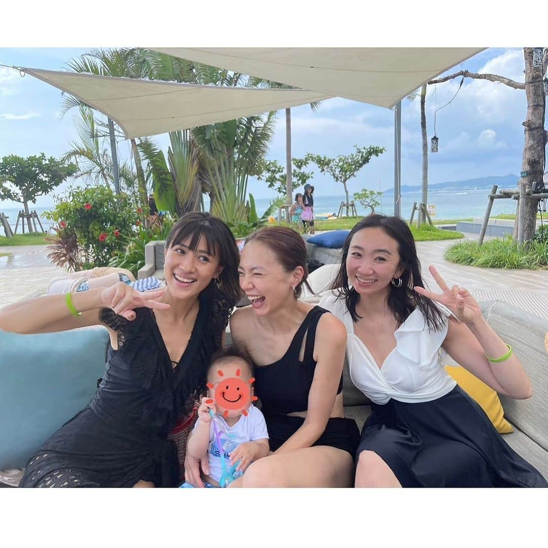 浅見れいなさんのインスタグラム写真 - (浅見れいなInstagram)「夏休みの振り返り❤️ 毎年恒例お友達家族と沖縄旅行に✈️ 今回はまず石垣島へ。 プールが沢山の　@fusaki_ishigaki  子供達もお揃いの人魚の水着で大はしゃぎ🤲 ママ達も家事もない、ご飯を作らなくていい環境に羽をのばーす。 思う存分プールを楽しみました。  久々に水着も　@fanfan_closet で新調しました。  私にしては甘めなデザインで新鮮❤️  後半へ続く　私の夏休みもう少しお付き合い下さい🤲」9月1日 20時00分 - reina_asami