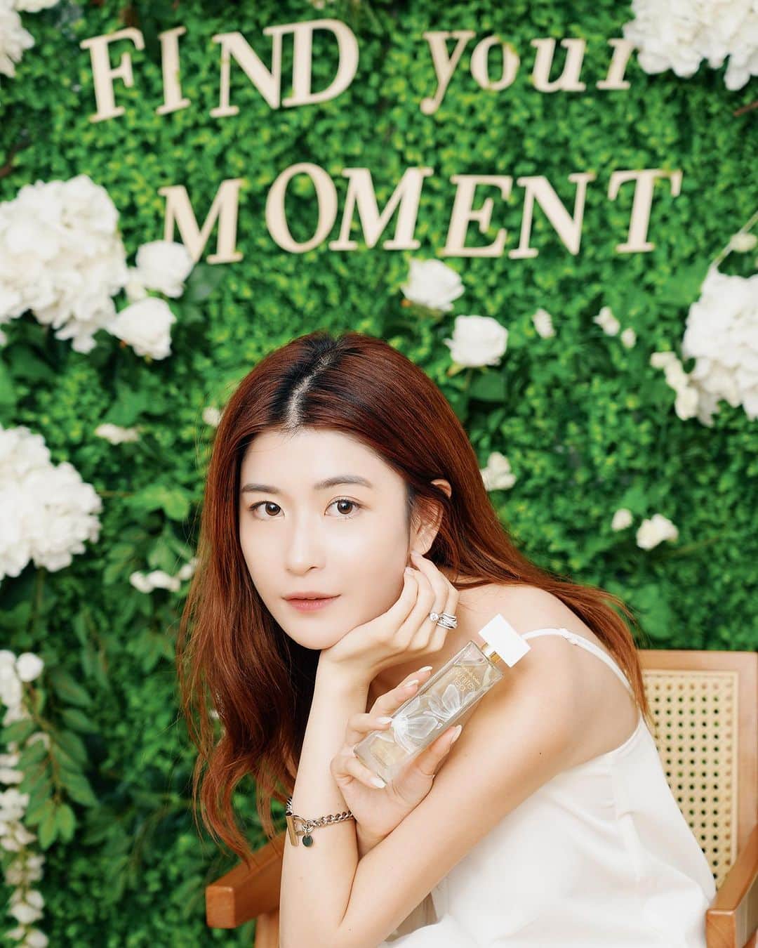 HauTung 巧童在這のインスタグラム：「大自然環境下總莫名放鬆，而Elizabeth Arden 正深知我們平日被工作、拍攝等壓迫的壓力堆滿生活～  當日活動特意為CLEAN BEAUTY 概念的「白茶煥活抗衰老系列」挑選戶外環境，藉此釋放並啟動全方位之奢華旅程，以五感 — 望、聞、摸、聽、食，親身感受白茶花等天然成分，以天然植萃滿足及療癒身心 🤍  #ElizabethArden #ElizabethArdenHK #SkincareRoutine #WhiteTeaSkinSolutions #CleanicalSkincareByEA #SkinScience #CleanSkincare #白茶煥活系列 #天然粹取 #科研匯聚 #大自然療癒力量 #抗氧煥活」