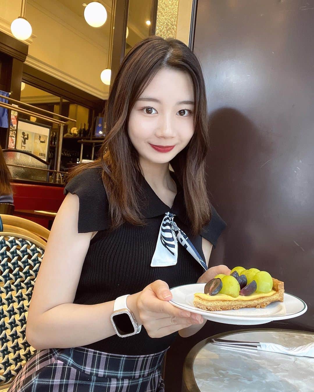 山口莉央のインスタグラム：「さっぱりとした甘さのタルト🍇  📍オーバカナル 梅田 梅田駅直結 グランフロント大阪1F  マスカットもぶどうも本当に甘くて美味しかったです✨カスタードクリームとの相性も良くて最高でした😋   #梅田ランチ  #梅田カフェ  #梅田グルメ  #大阪グルメ  #大阪カフェ  #タルト  #カフェ巡り部  #関西カフェ巡り  #大阪カフェ巡り  #シャインマスカットタルト  #オーバカナル梅田  #ミディアムヘア  #イエベ春」